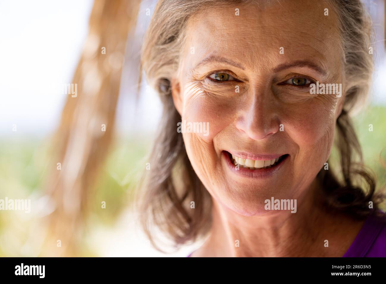 Portrait en gros plan de la bonne caucasienne belle femme âgée avec les yeux bruns regardant l'appareil photo Banque D'Images