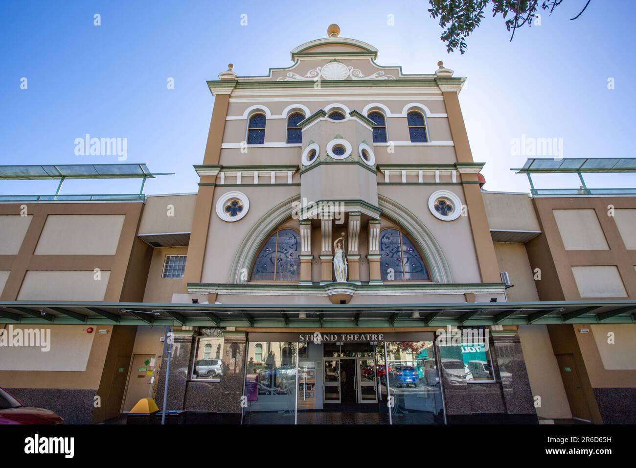 Le théâtre Toowoomba Strand est un cinéma classé au patrimoine, construit entre 1915 et 1933 dans une brique rendue à Margaret Street. Banque D'Images