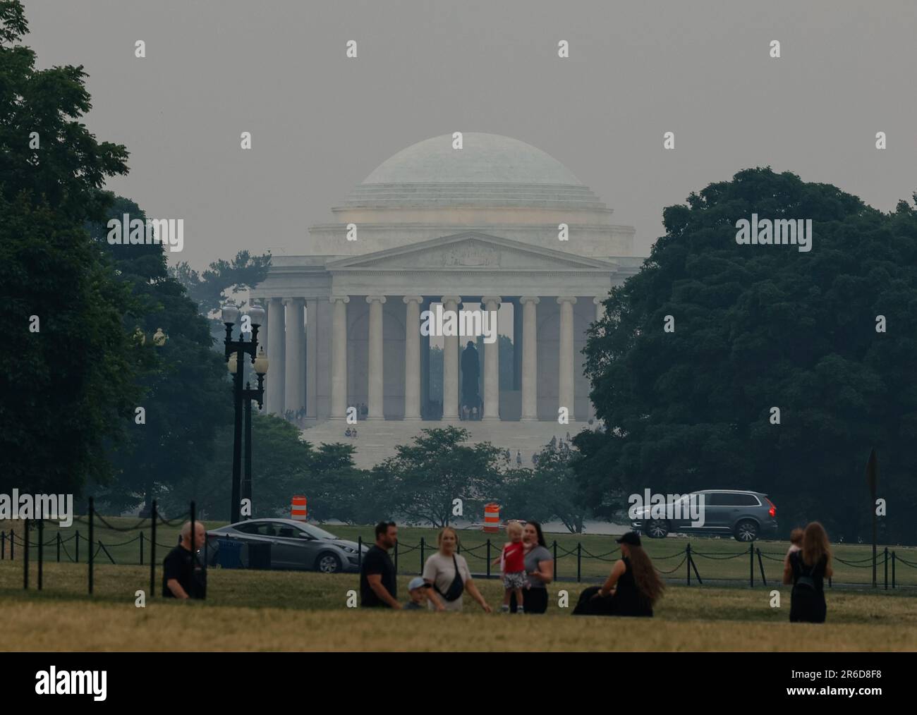 Washington, DC, États-Unis. 08th juin 2023. Une vue du Jefferson Memorial à travers une légère brume à la suite des feux de forêt au Canada jeudi, 8 juin 2023 à Washington DC. La fumée de plusieurs feux de forêt au Canada est soufflée dans les États de l'Atlantique et dans le midwest pour une autre journée, ce qui fait que des alertes sanitaires sont émises pour la mauvaise qualité de l'air dans plusieurs États du nord-est des États-Unis. Photo par Jemal Countess/UPI crédit: UPI/Alay Live News Banque D'Images