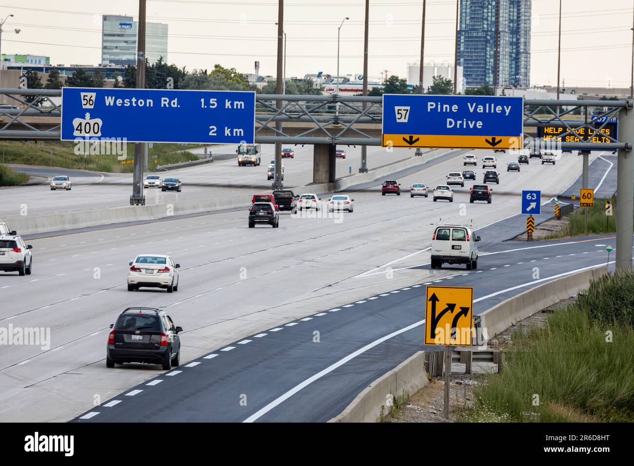 Autoroute à voies multiples avec véhicules et signalisation Banque D'Images