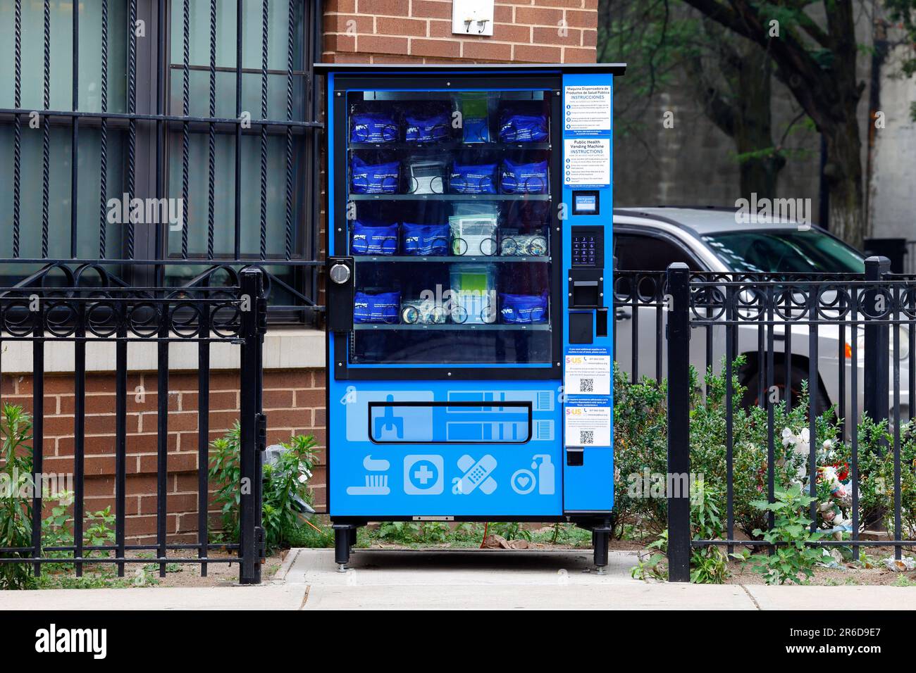 Un distributeur automatique de santé publique de NYC distribuant des kits de sauvetage par surdose d'opioïdes contenant du naloxone spray nasal, des bandelettes de test pour fentanyl et Xylazine. Banque D'Images