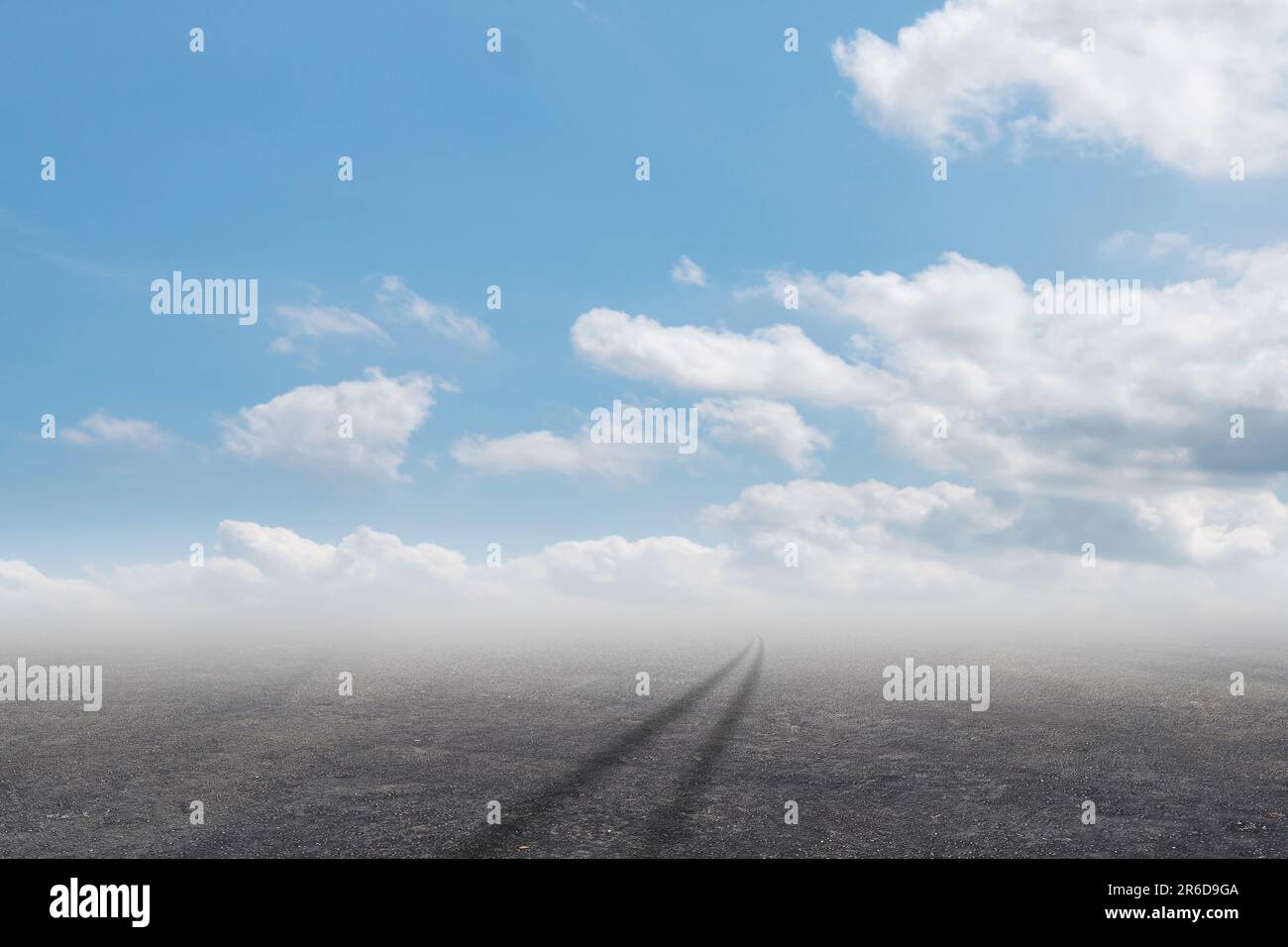 Le circuit du chemin d'asphalte et ciel nuages avec frein pneu de voiture Banque D'Images