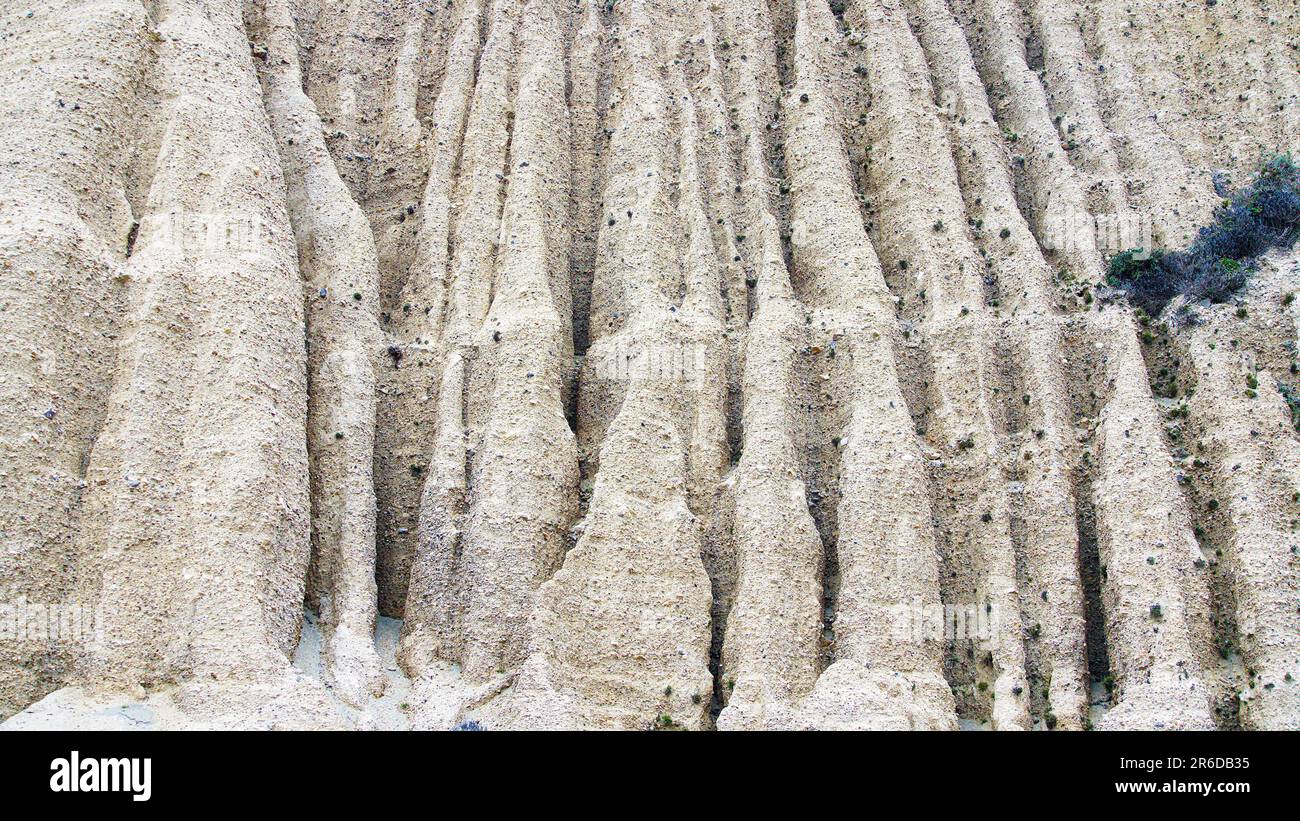 Roche sédimentaire molle érodée par l'eau coulant à Pt. Reyes. Banque D'Images