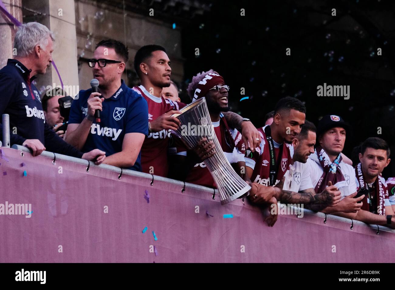 Londres, Royaume-Uni. 8th juin 2023. Après la victoire de West Ham United en 2-1 contre ACF Fiorentina lors de la finale de l'UEFA Europa Conference League, un défilé de bus à toit ouvert a été organisé avec des milliers de fans bordant les rues de l'est de Londres pour apercevoir les joueurs. C'est le premier grand trophée de l'équipe depuis 43 ans. Crédit : onzième heure Photographie/Alamy Live News Banque D'Images