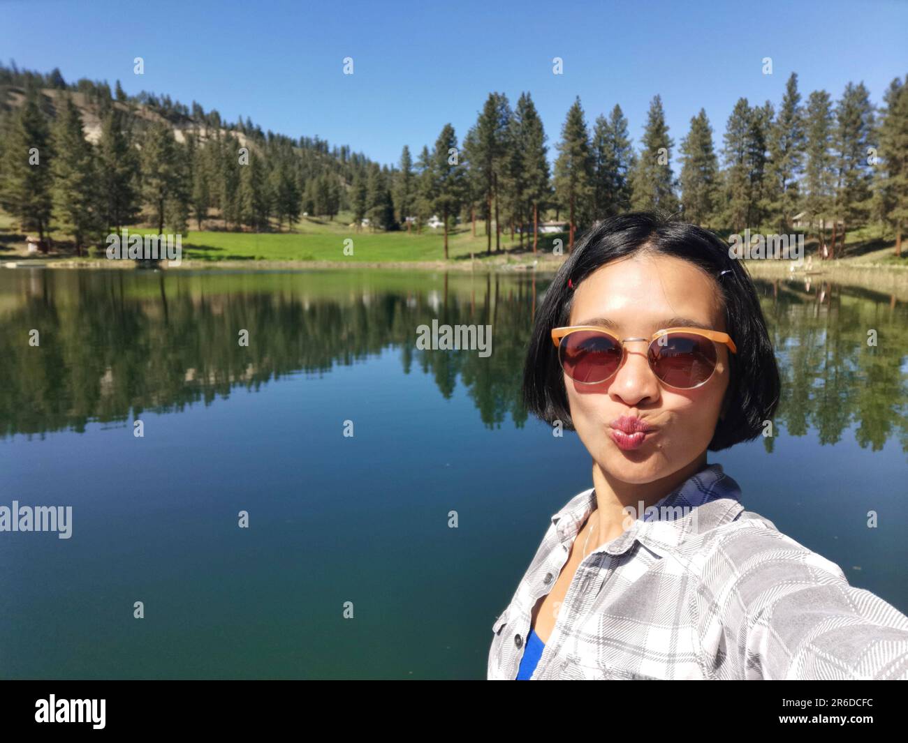Une jeune femme asiatique prend un selfie au site de loisirs de Martin Lake, situé près de Princeton Summerland Rd, Colombie-Britannique, Canada. Banque D'Images