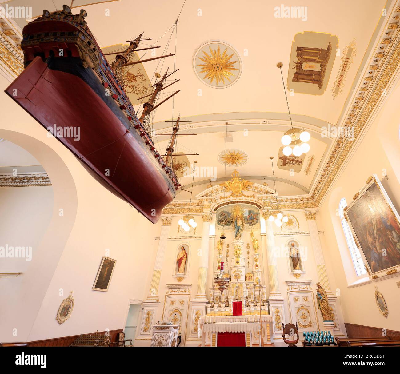 Autel et décoration intérieure à l'église notre-Dame-des-victoires du Vieux-Québec, Québec, Québec, Canada. Cette église est située dans l'héri du monde de l'UNESCO du Vieux-Québec Banque D'Images