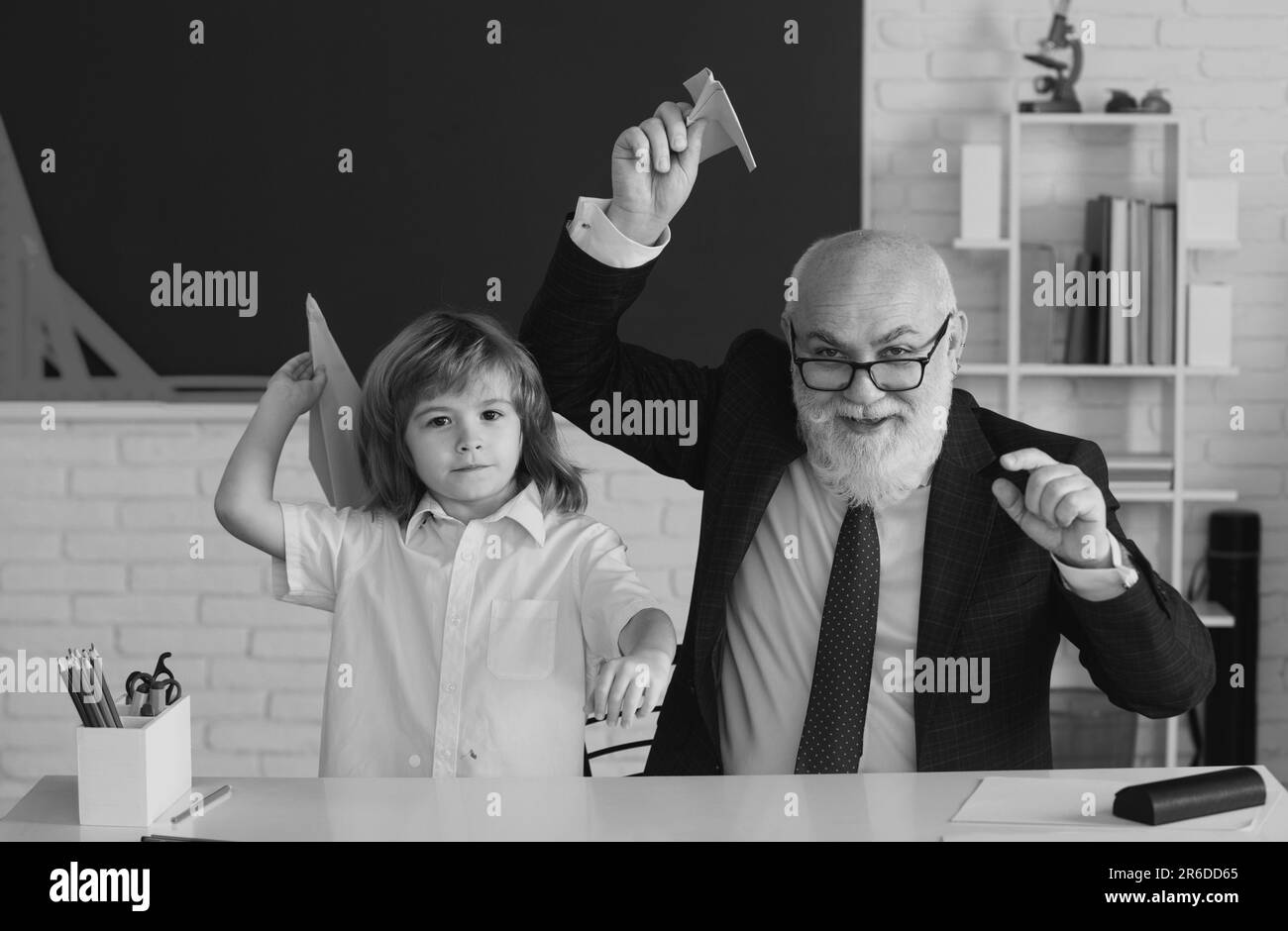 Pause-école. Professeur avec élève avec avions. Éducation, enseignement, apprentissage. Banque D'Images