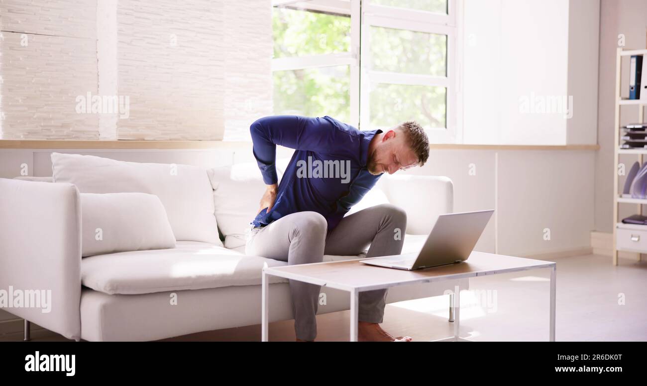 Douleurs au cou et stress. Mauvaise posture sur l'ordinateur dans Office Banque D'Images
