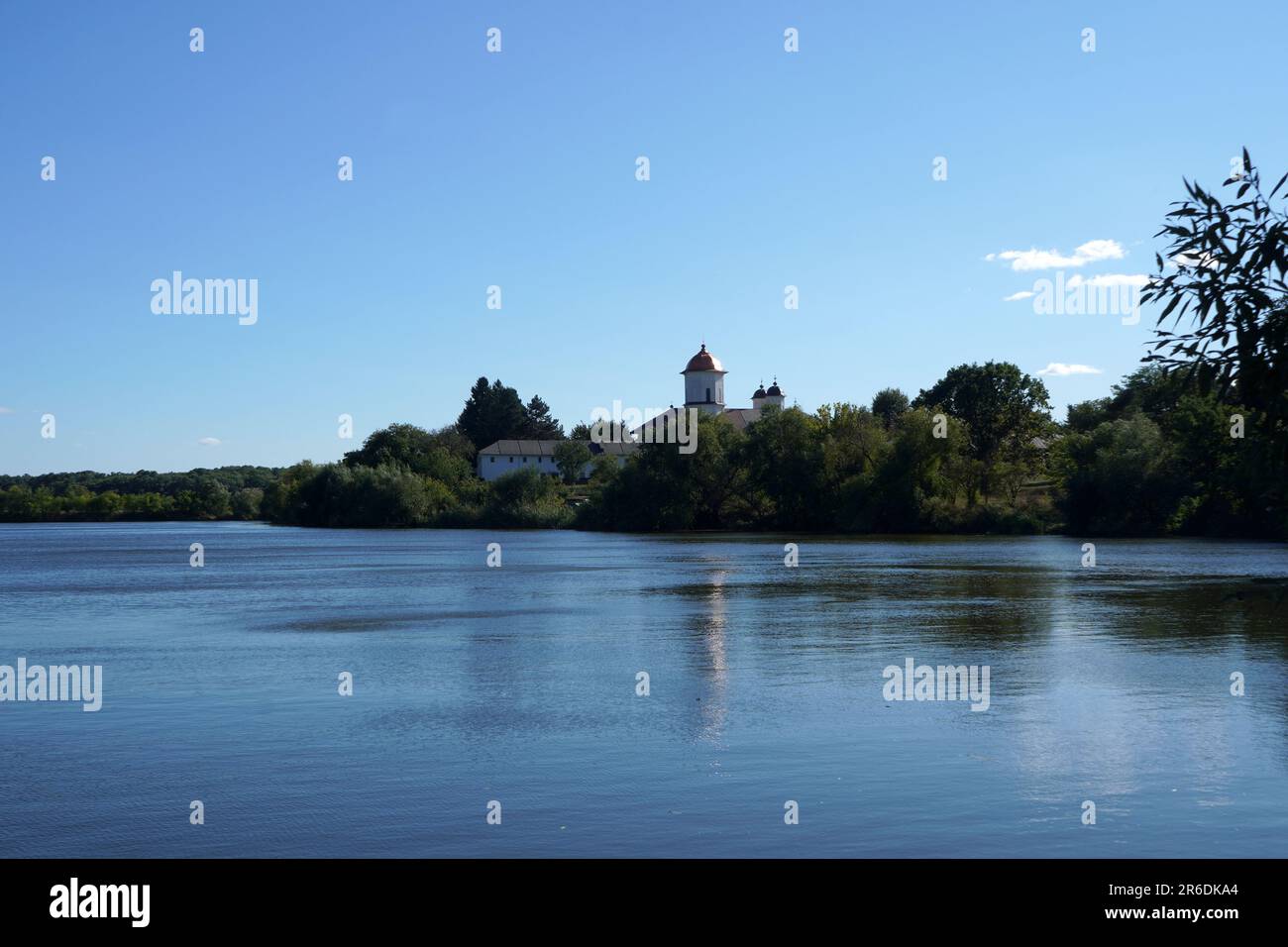 Monastère de Cernica sur la rive du lac Cernica, dans les environs de Bucarest, Roumanie Banque D'Images