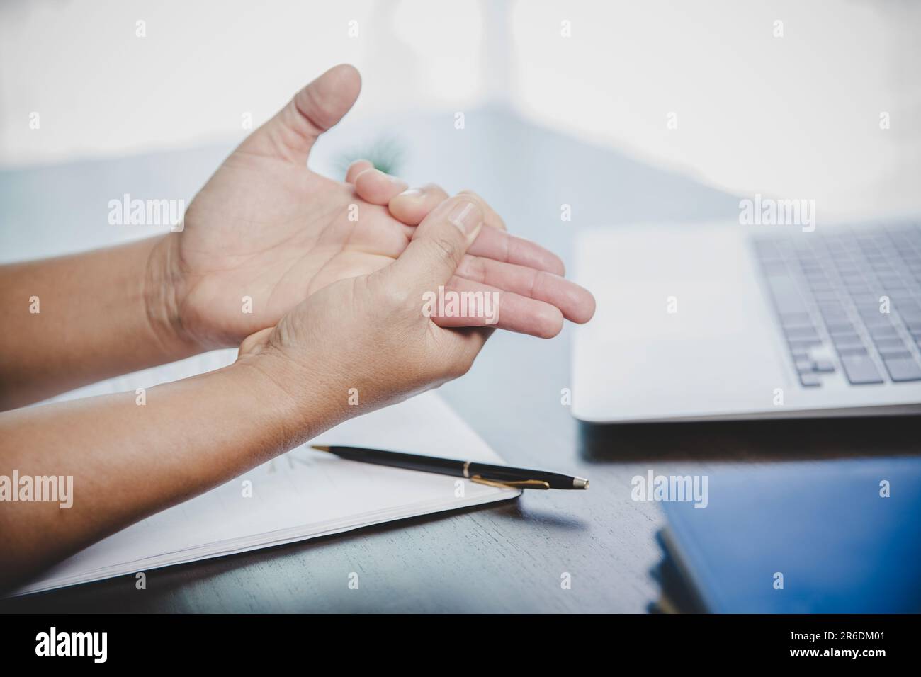 Arthrite personne, doigt femme mal de travailler dans le bureau. Concept Office syndrome douleur de main de la maladie professionnelle, femme ayant douleur de poignet Banque D'Images