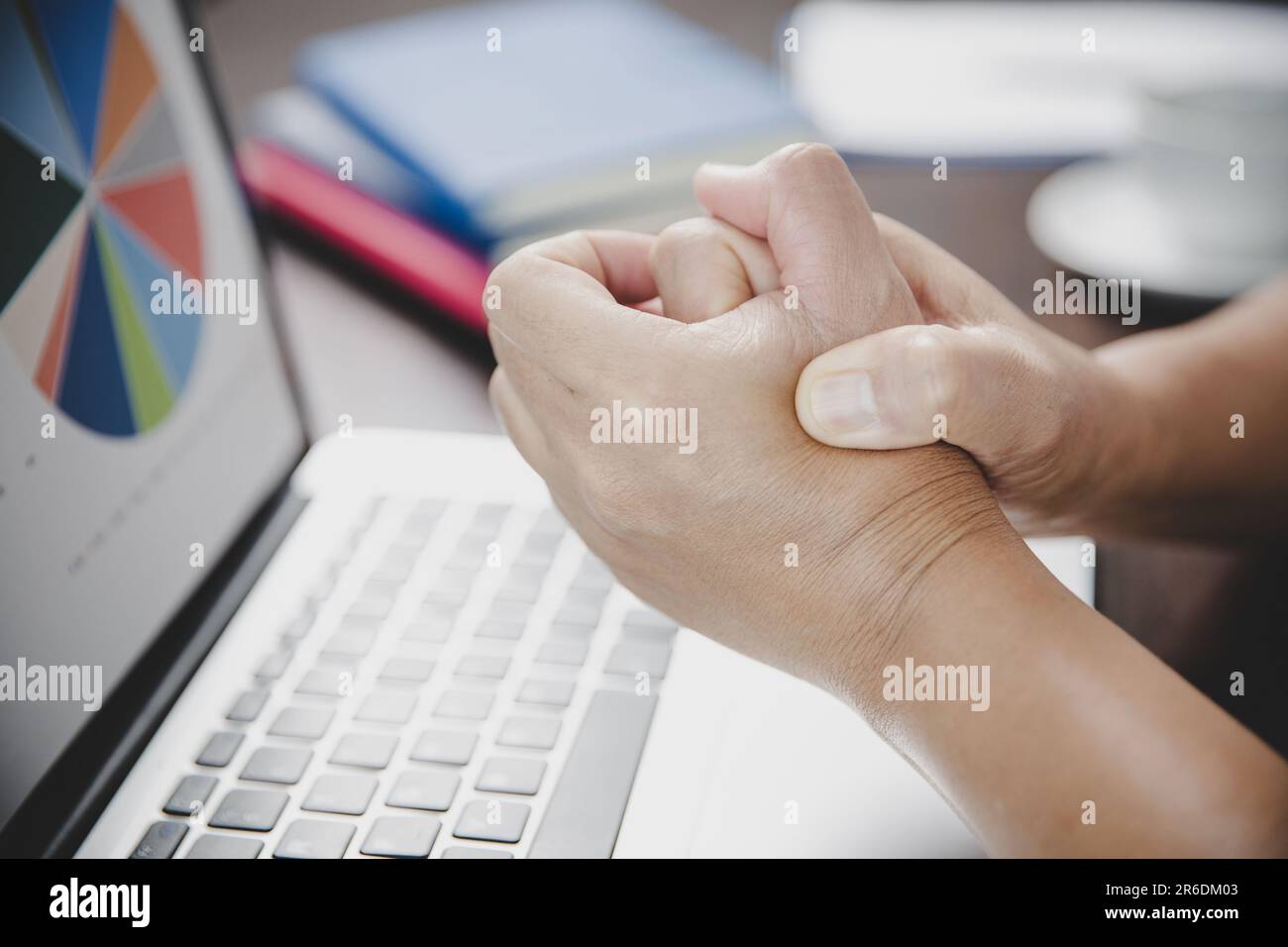 Arthrite personne, doigt femme mal de travailler dans le bureau. Concept Office syndrome douleur de main de la maladie professionnelle, femme ayant douleur de poignet Banque D'Images