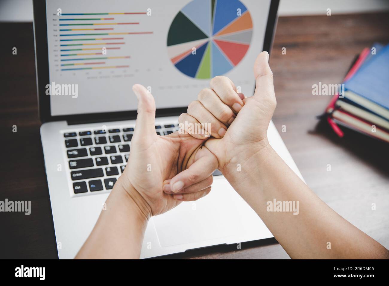 Arthrite personne, doigt femme mal de travailler dans le bureau. Concept Office syndrome douleur de main de la maladie professionnelle, femme ayant douleur de poignet Banque D'Images