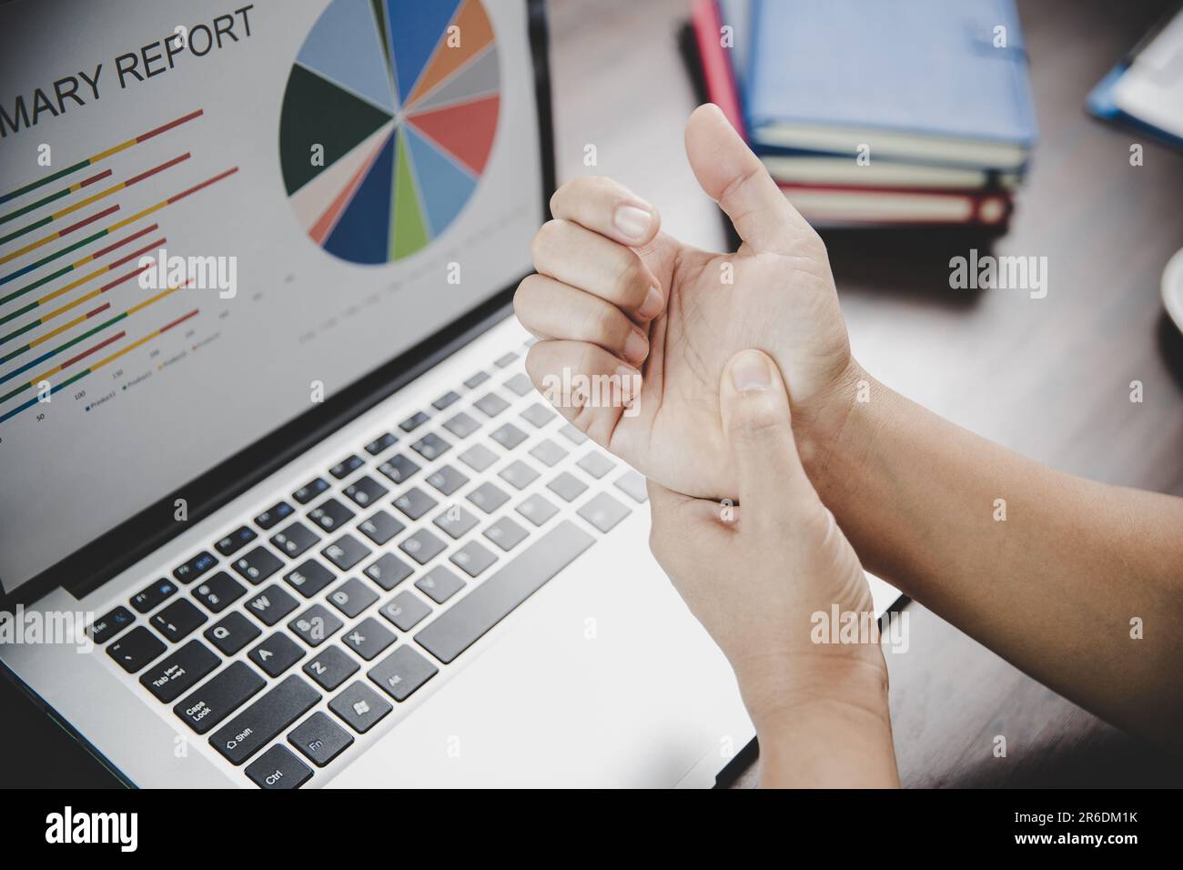 Arthrite personne, doigt femme mal de travailler dans le bureau. Concept Office syndrome douleur de main de la maladie professionnelle, femme ayant douleur de poignet Banque D'Images