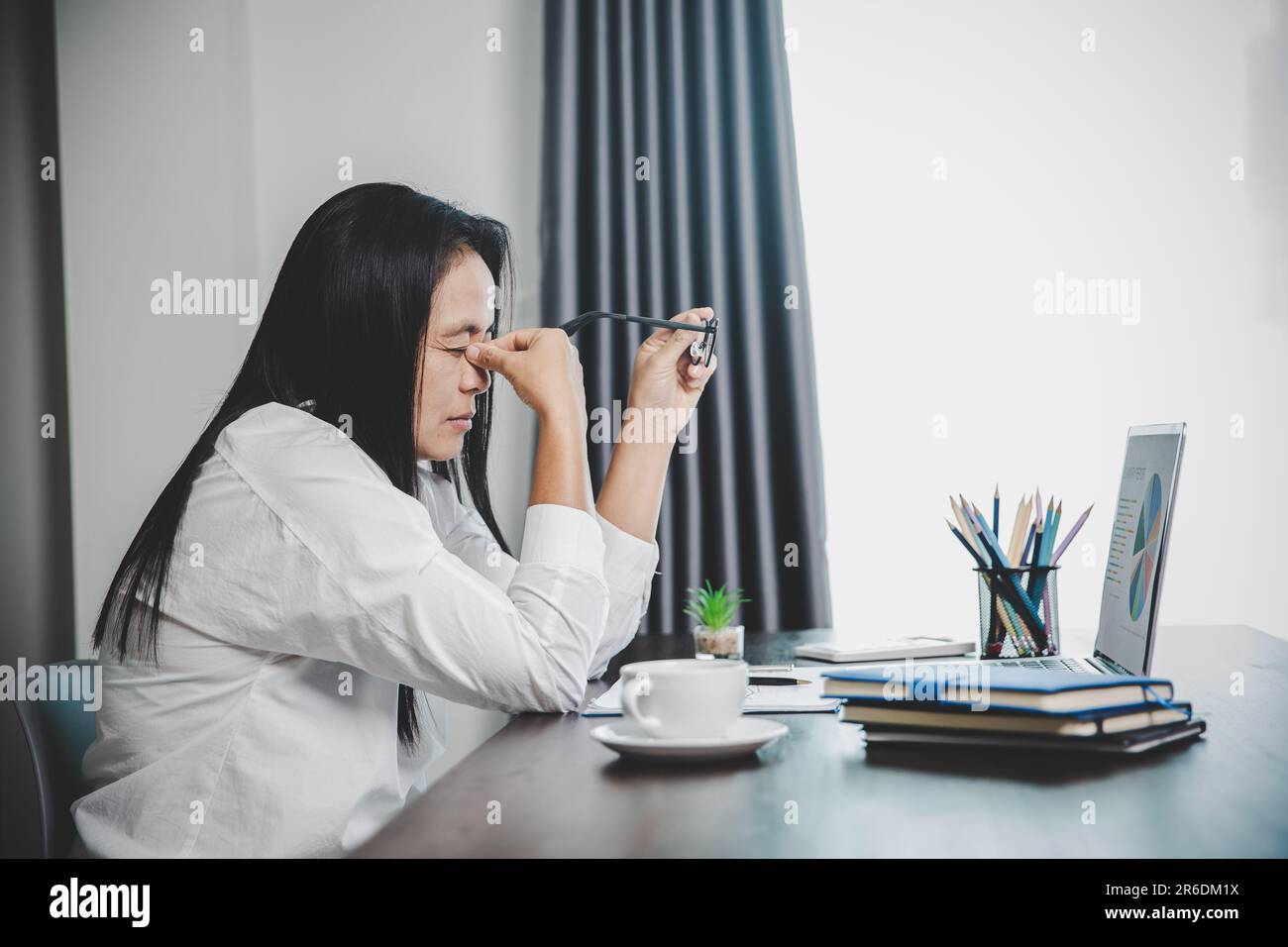 Stress femme d'affaires personne de travail dur, dépression dans le bureau. Femme salariée fatiguée et inquiète et malheureuse à l'emploi problématique. jeune femme d'affaires Banque D'Images Stress femme d'affaires personne de travail dur, dépression dans le bureau. Femme salariée fatiguée et inquiète et malheureuse à l'emploi problématique. jeune femme d'affaires Banque D'Images