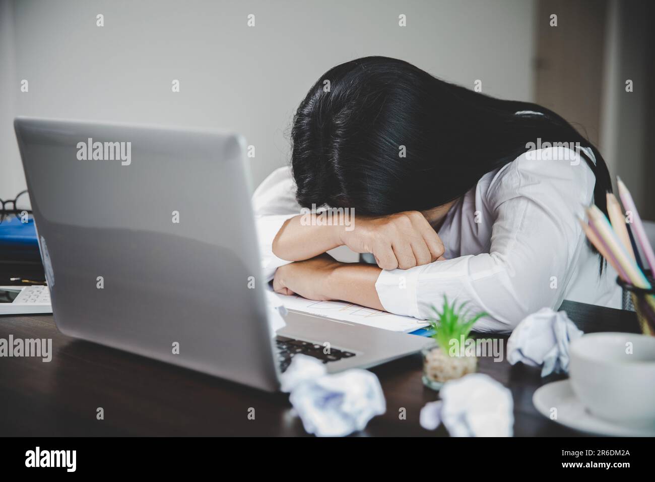 Stress femme d'affaires personne de travail dur, dépression dans le bureau. Femme salariée fatiguée et inquiète et malheureuse à l'emploi problématique. jeune femme d'affaires Banque D'Images Stress femme d'affaires personne de travail dur, dépression dans le bureau. Femme salariée fatiguée et inquiète et malheureuse à l'emploi problématique. jeune femme d'affaires Banque D'Images