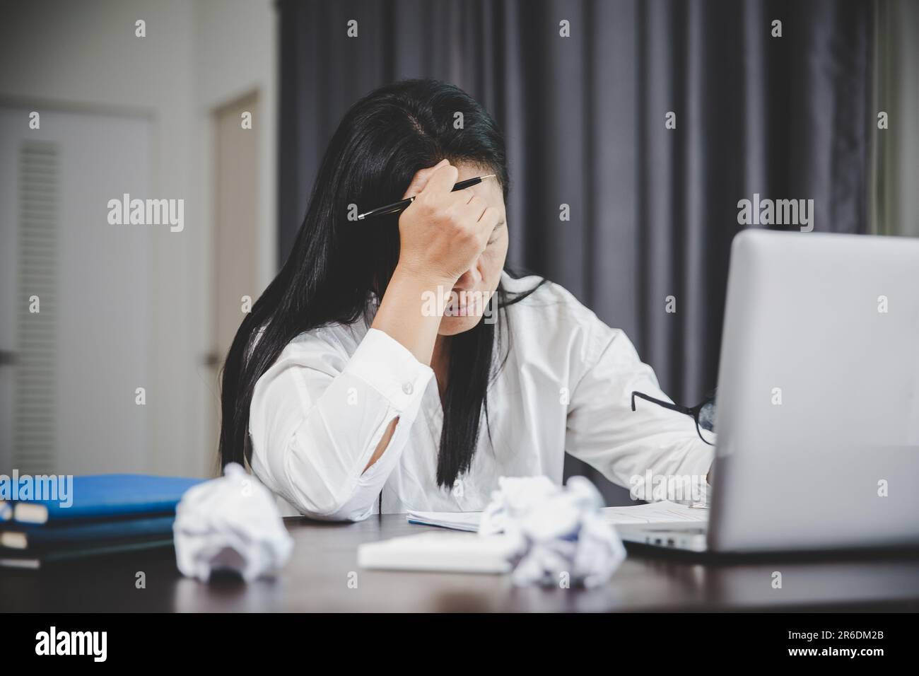 Stress femme d'affaires personne de travail dur, dépression dans le bureau. Femme salariée fatiguée et inquiète et malheureuse à l'emploi problématique. jeune femme d'affaires Banque D'Images Stress femme d'affaires personne de travail dur, dépression dans le bureau. Femme salariée fatiguée et inquiète et malheureuse à l'emploi problématique. jeune femme d'affaires Banque D'Images