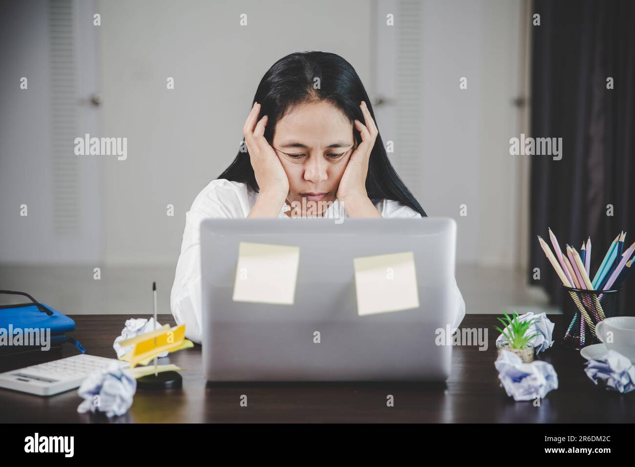 Stress femme d'affaires personne de travail dur, dépression dans le bureau. Femme salariée fatiguée et inquiète et malheureuse à l'emploi problématique. jeune femme d'affaires Banque D'Images Stress femme d'affaires personne de travail dur, dépression dans le bureau. Femme salariée fatiguée et inquiète et malheureuse à l'emploi problématique. jeune femme d'affaires Banque D'Images