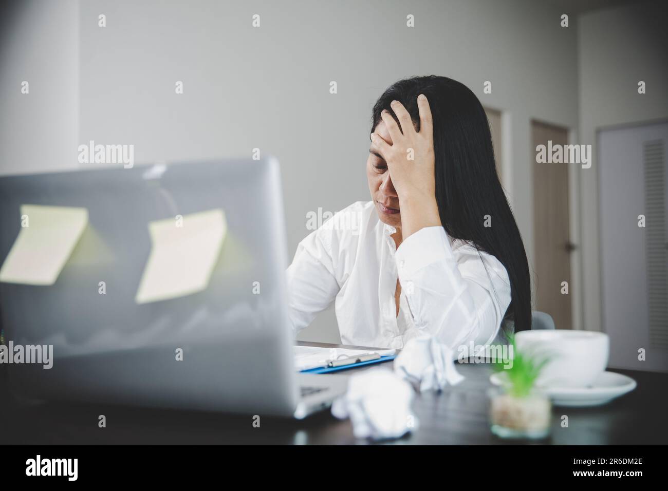 Stress femme d'affaires personne de travail dur, dépression dans le bureau. Femme salariée fatiguée et inquiète et malheureuse à l'emploi problématique. jeune femme d'affaires Banque D'Images Stress femme d'affaires personne de travail dur, dépression dans le bureau. Femme salariée fatiguée et inquiète et malheureuse à l'emploi problématique. jeune femme d'affaires Banque D'Images