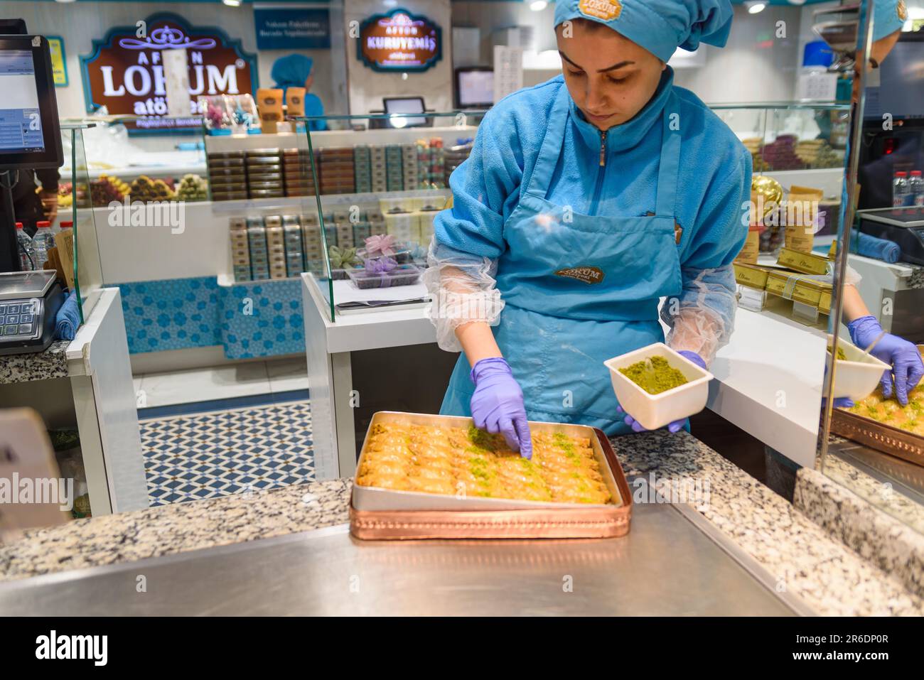 Istanbul, Turquie - 15 mai 2023 : une femme est vue préparer un délice turc traditionnel sucré à l'intérieur d'une boulangerie. La Turquie est célèbre pour sa cuisine Banque D'Images