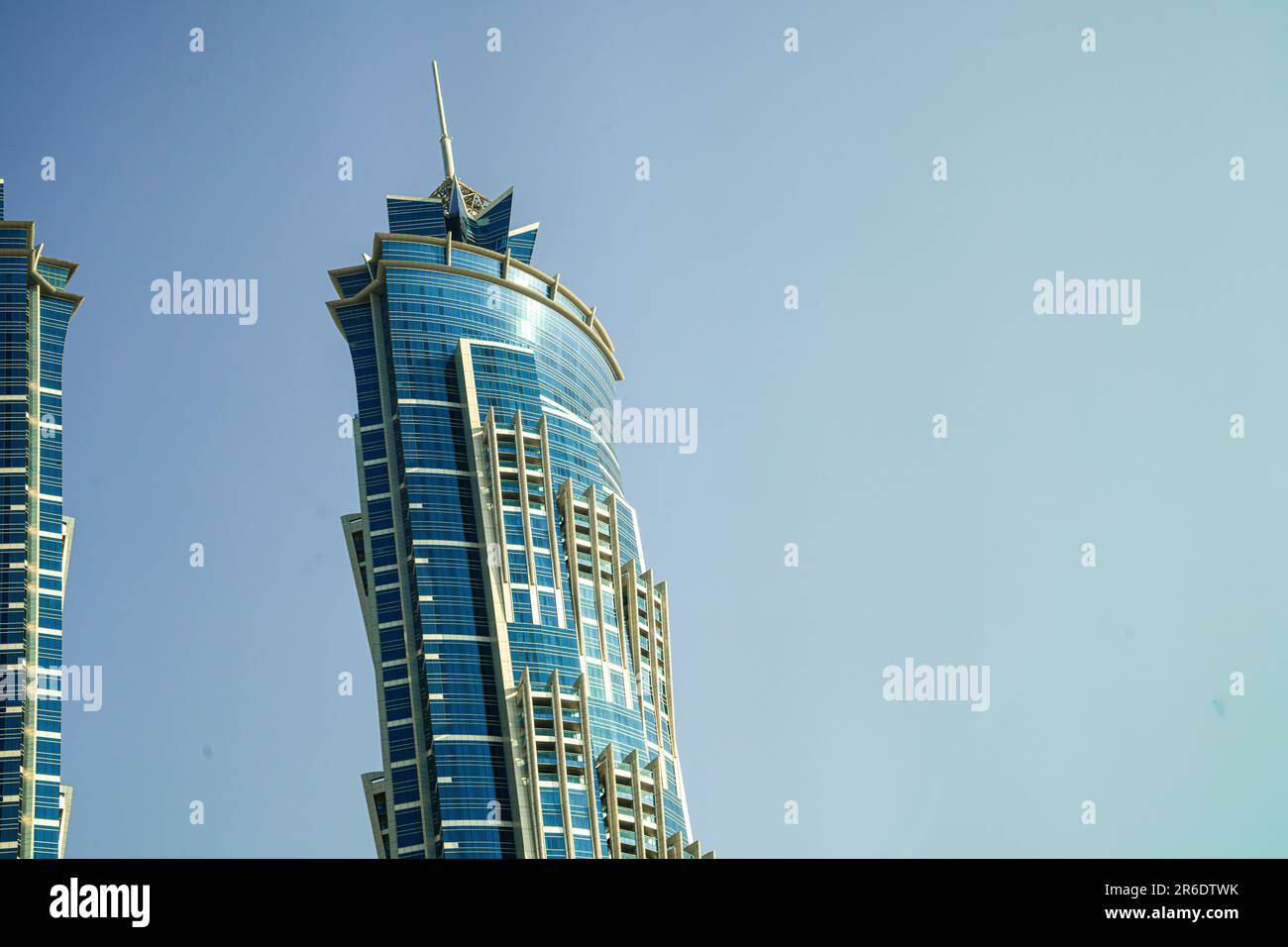 JW Marriott Marquis Dubai Hotel, Dubaï, Émirats Arabes Unis, 25th octobre 2022. Vue sur le sommet du Marriot Marquis Hotel le plus haut hôtel de Worlds 2nd, gratte-ciel en verre bleu Banque D'Images