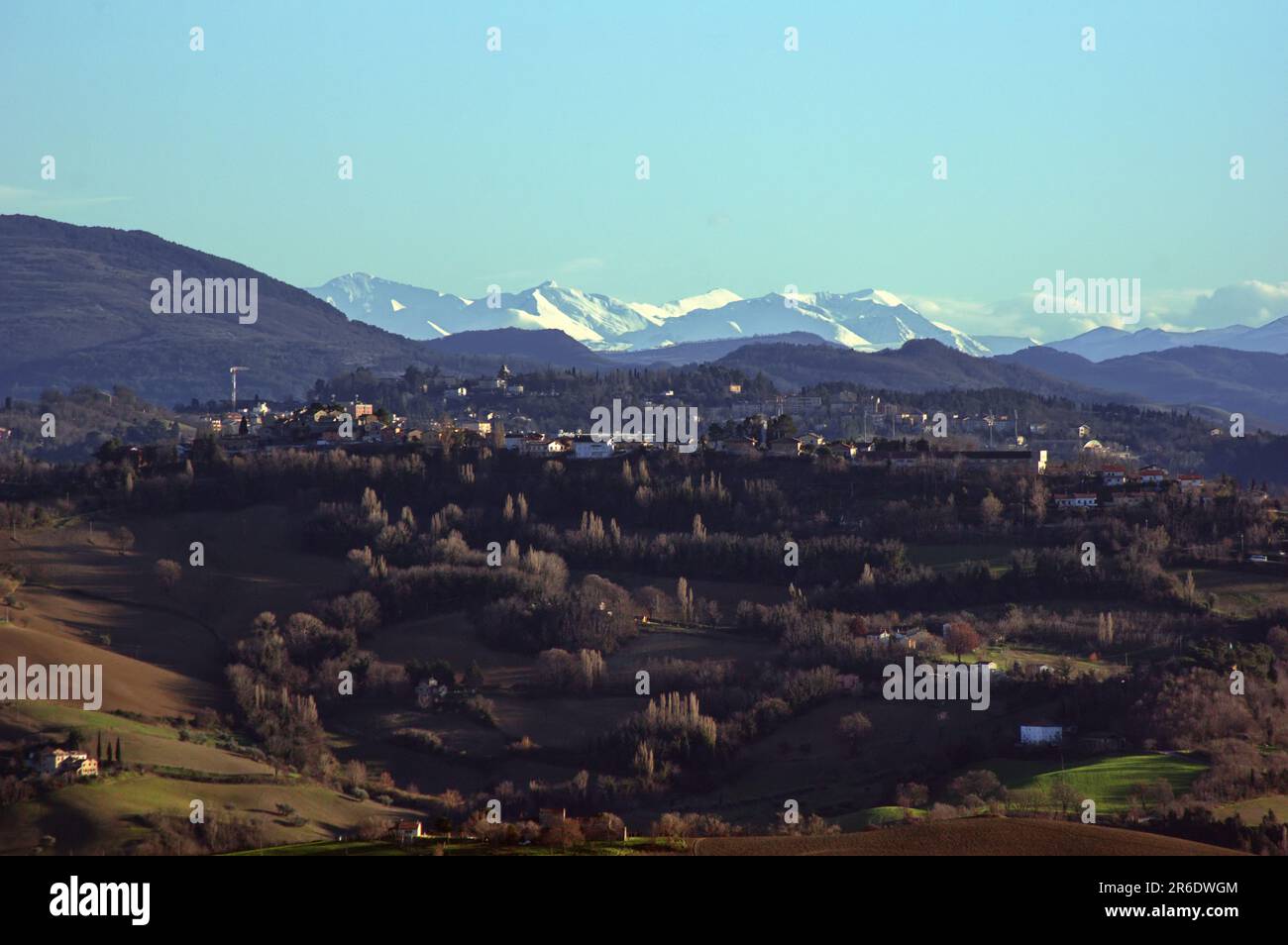 colline di Urbino dans primo piano e dans lontananza i monti Sibillini coperti di neve Banque D'Images