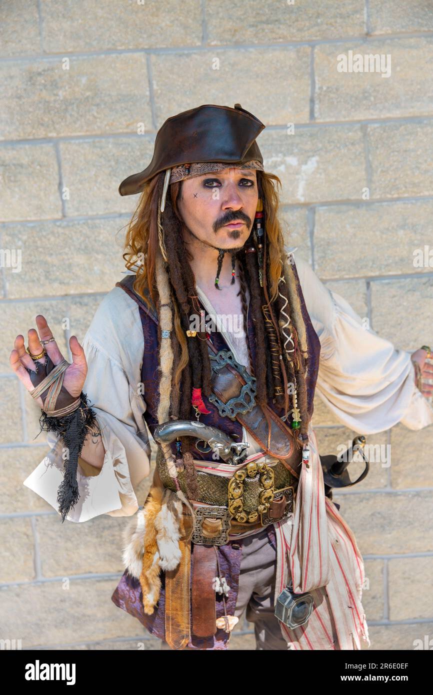 Un portrait d'un coplay mâle heureux habillé comme le capitaine pirate Jack Sparrow du film Pirates des Caraïbes à un COIC britannique Banque D'Images