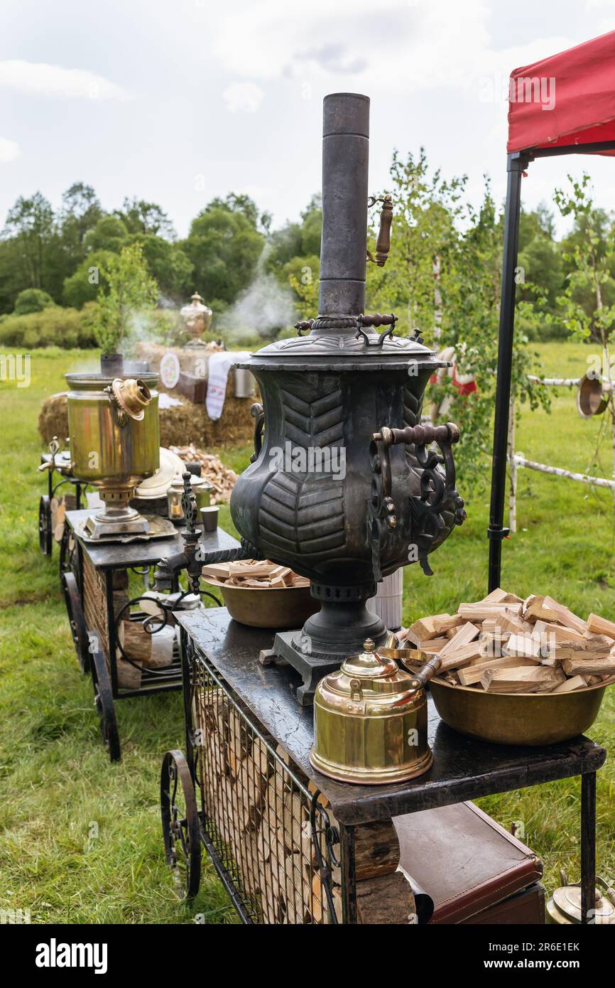 Samovar russe d'époque avec théière et copeaux de bois à l'extérieur Banque D'Images