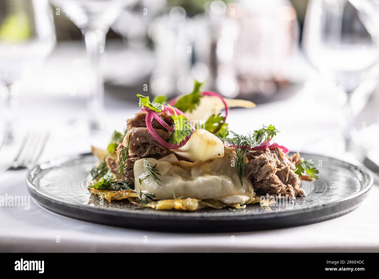 Repas luxueux avec canard tiré, betterave et chou avec belle présentation ornementale. Banque D'Images
