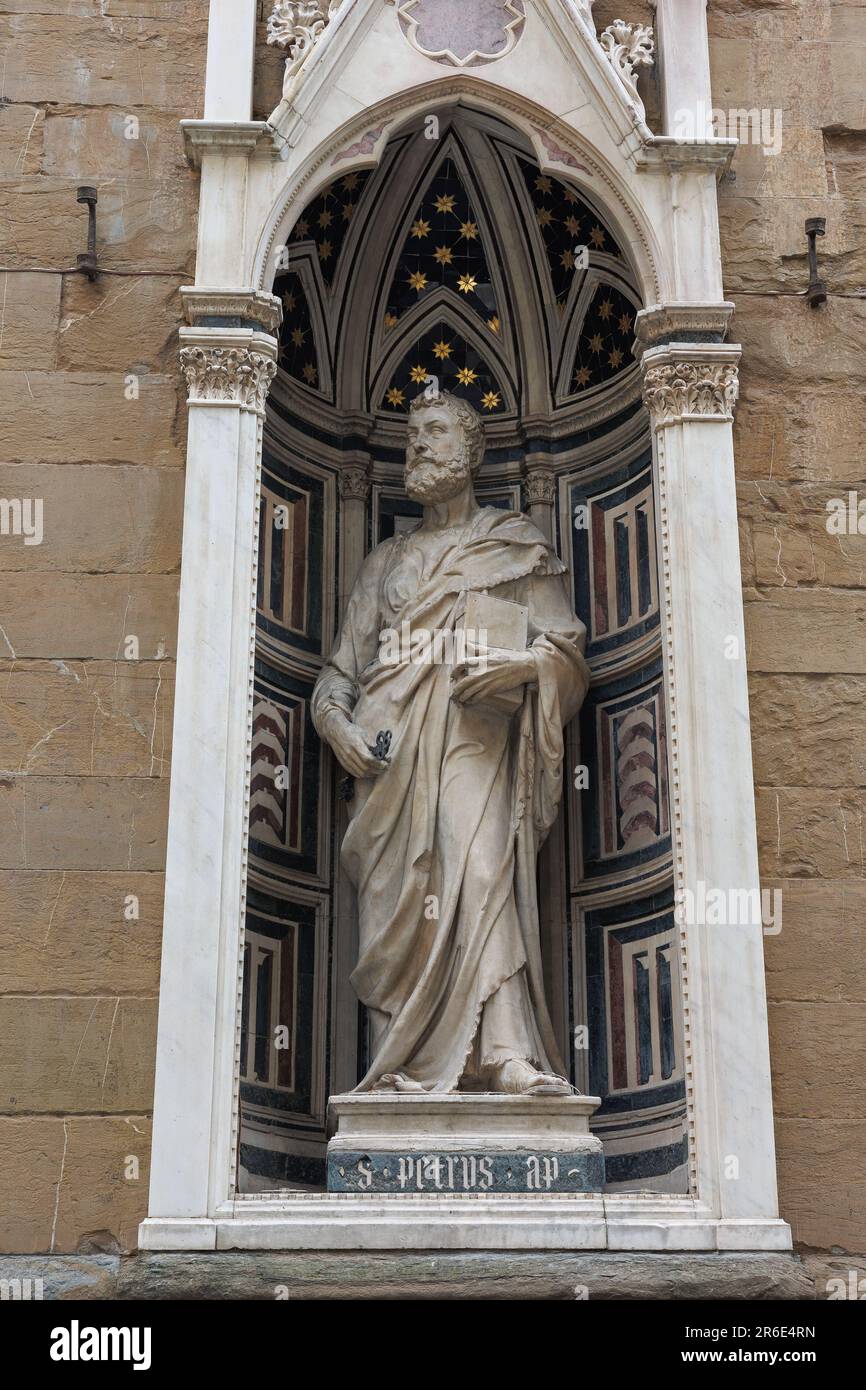 Statue de Saint Pierre dans le Tabernacle extérieur dans le périmètre extérieur de l'église d'Orsanmichele à Florence, Italie. Banque D'Images