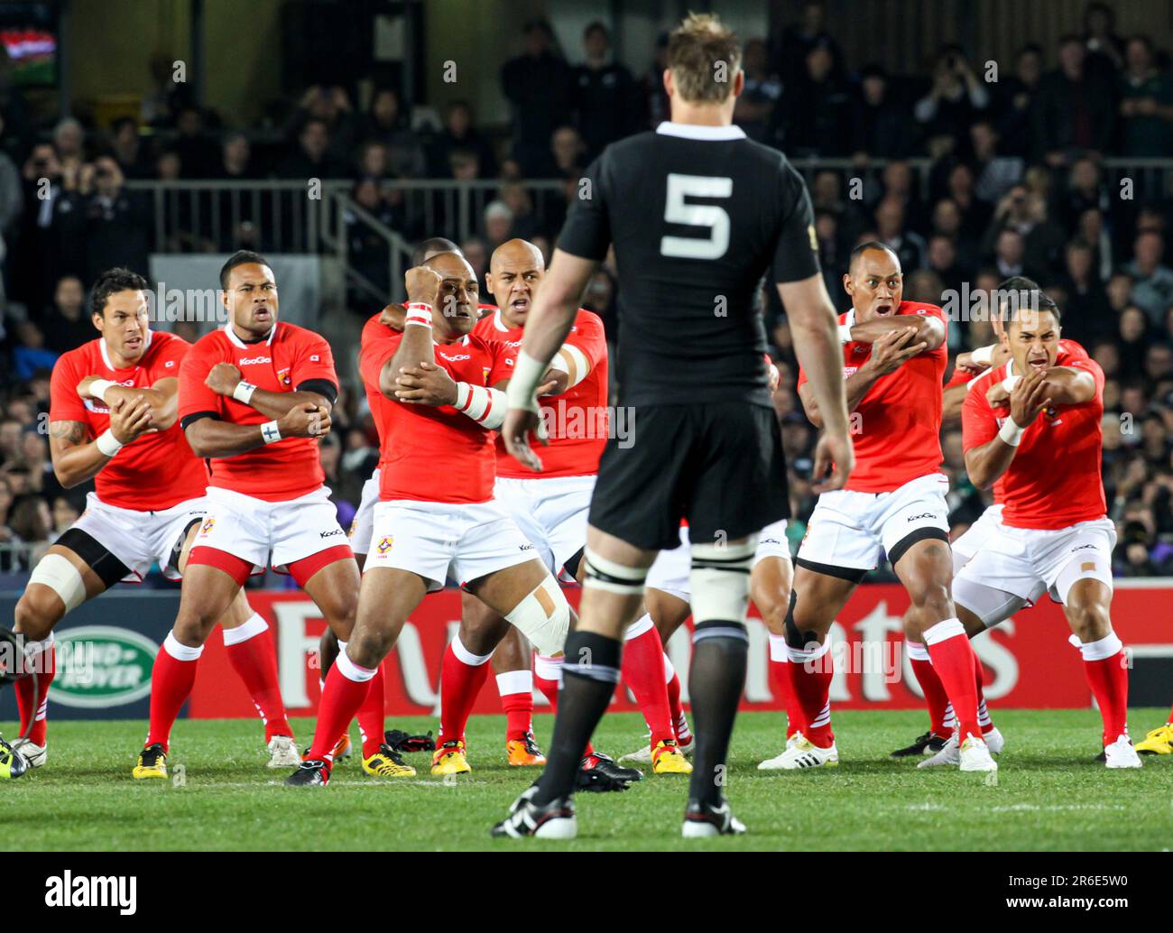 Les Tonga jouent un Haka avant de jouer en Nouvelle-Zélande lors du match d'ouverture de la coupe du monde de rugby 2011, Eden Park, Auckland, Nouvelle-Zélande, vendredi, 09 septembre 2011. Banque D'Images