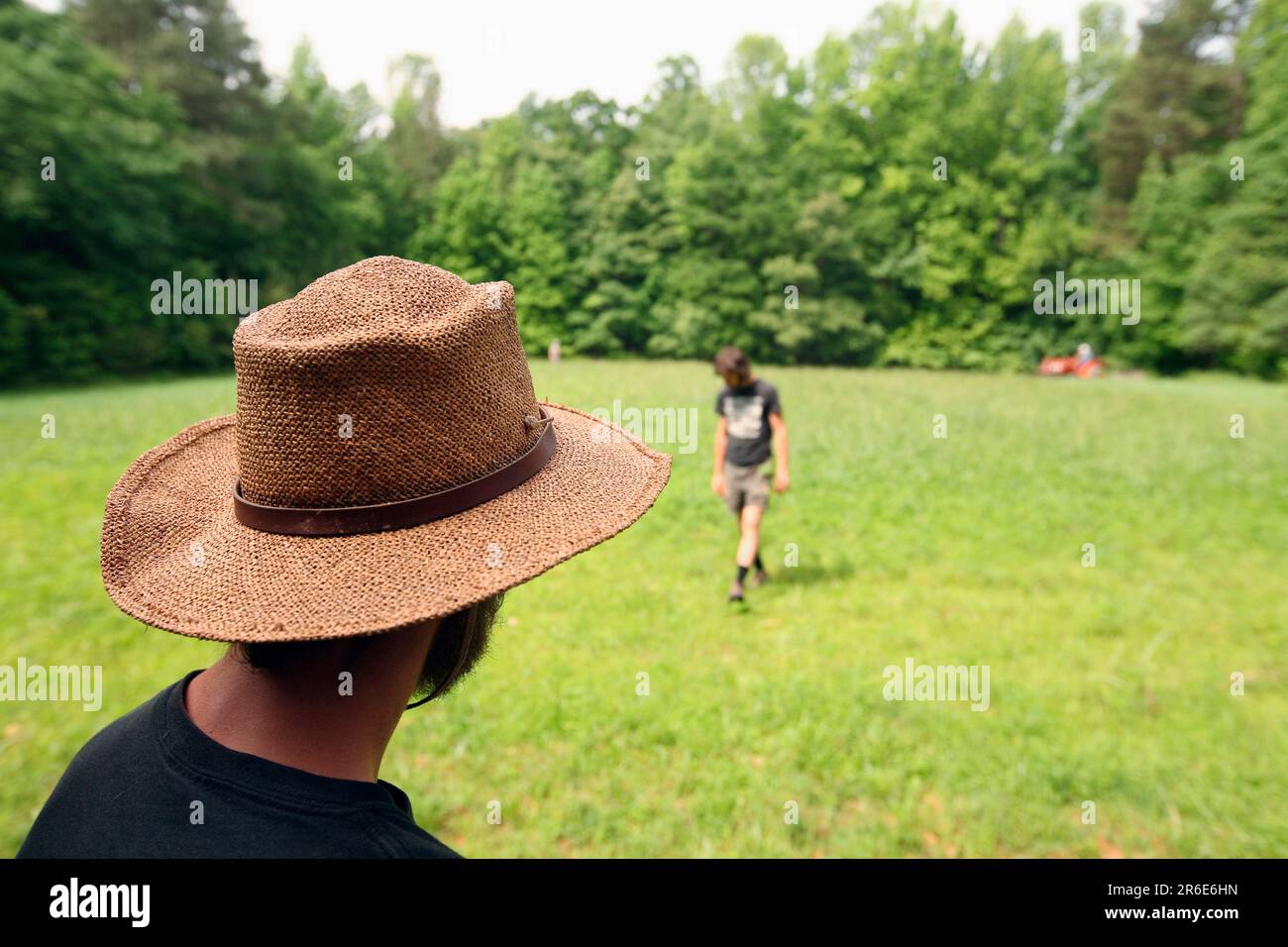 Les ouvriers répandent de la chaux sur les champs de la ferme de Circle acres. Banque D'Images