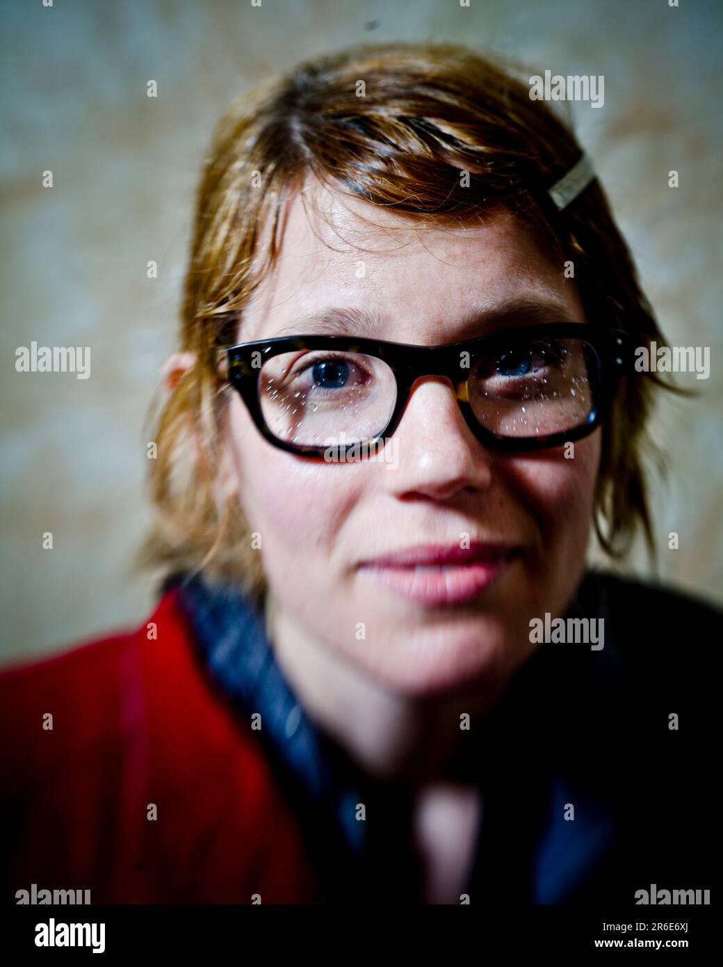 Portrait d'une jeune femme en lunettes Banque D'Images
