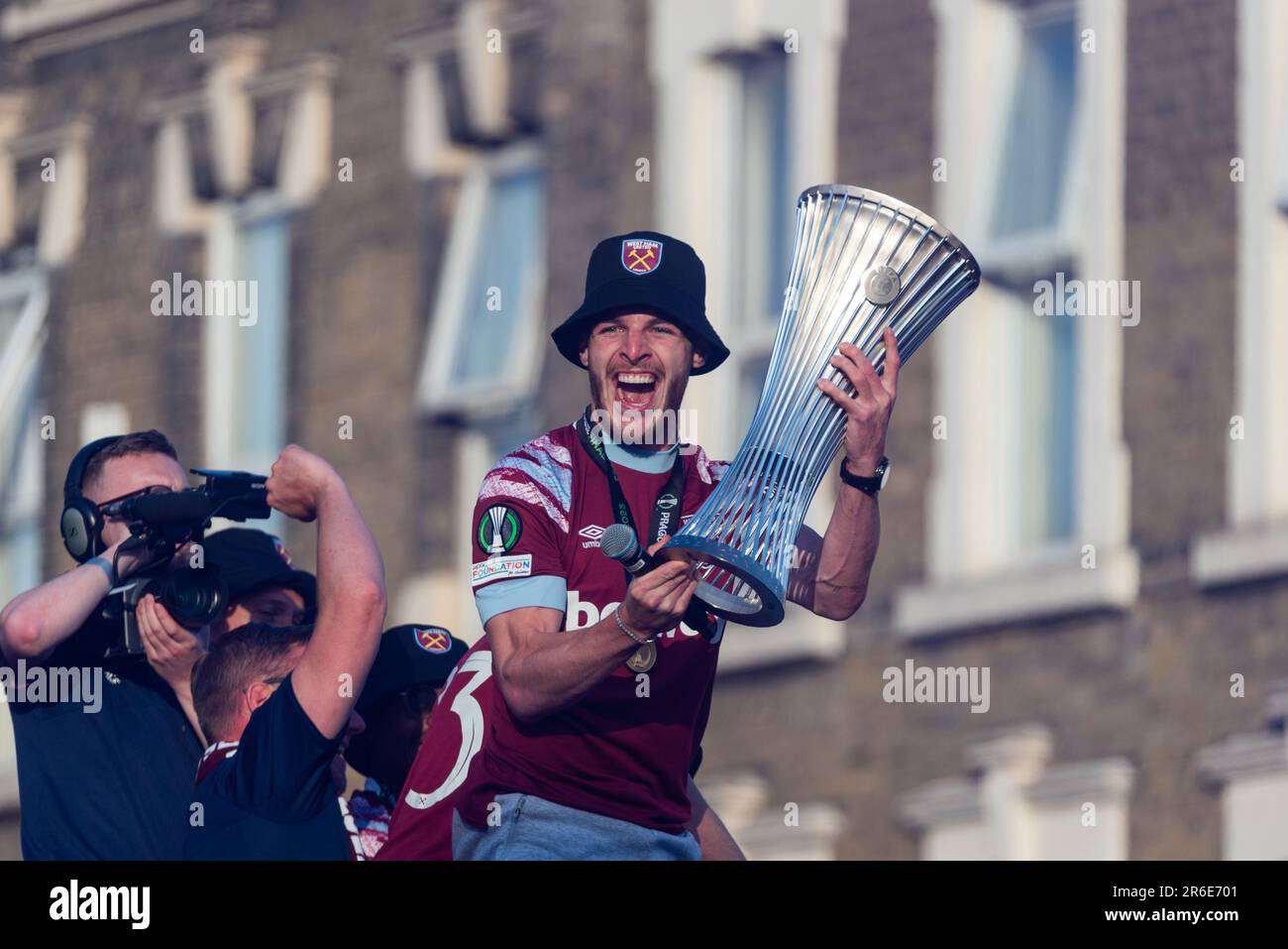 Declan Rice avec trophée au défilé de la victoire en bus de l'équipe de football de West Ham Utd pour célébrer la victoire du trophée UEFA Europa Conference League Banque D'Images