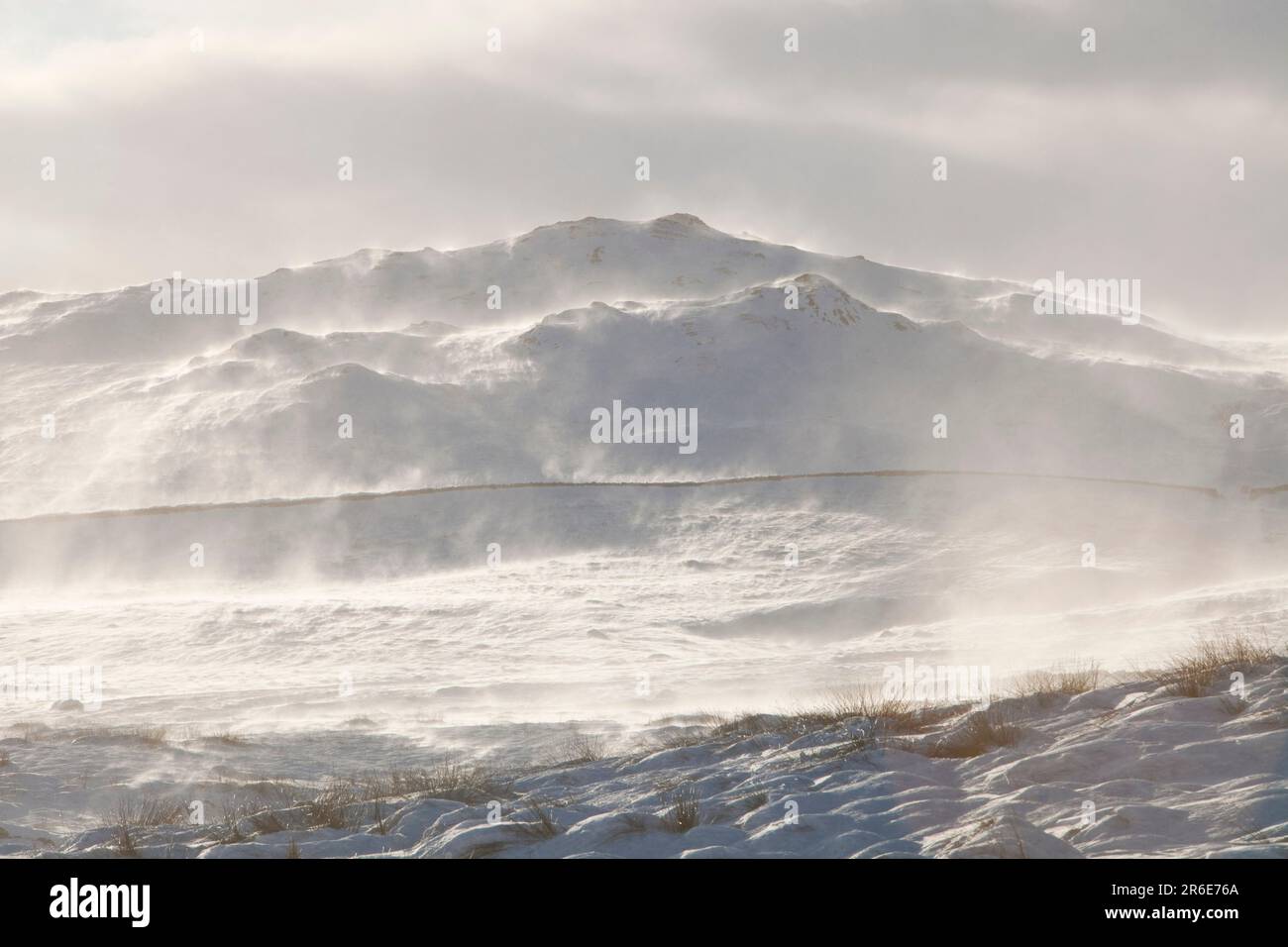 Wansfell sur le côté de Kirkstone Pass dans le Lake District, qui ressemble à quelque chose en dehors de l'Antarctique avec de la neige et de la dérive de la mer soufflées sur le flanc de la colline, au Royaume-Uni. Banque D'Images