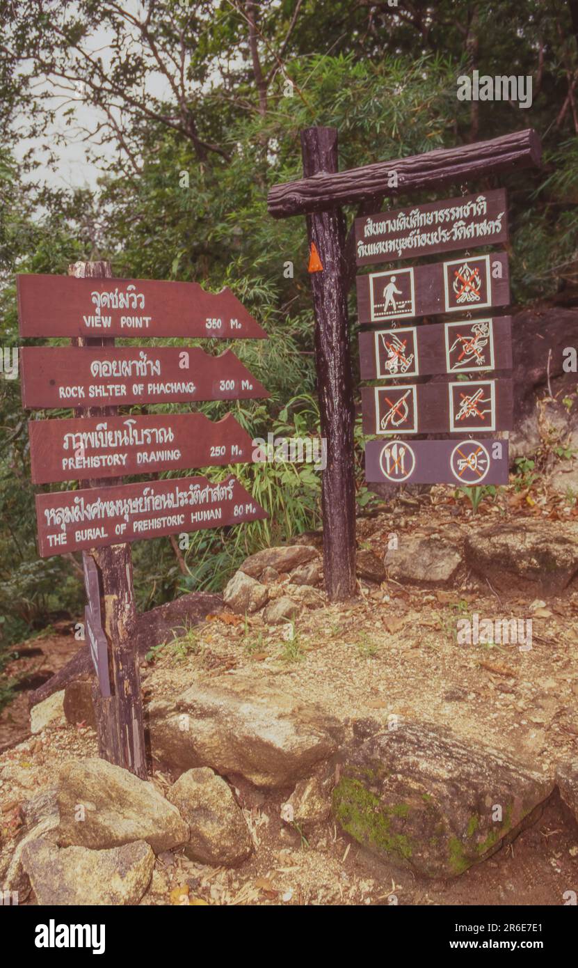 Panneaux d'information le long d'un sentier de randonnée au parc national de l'Op Luang, situé dans la vallée de Mae Chame dans la province de Chiang Mai, en Thaïlande. Banque D'Images