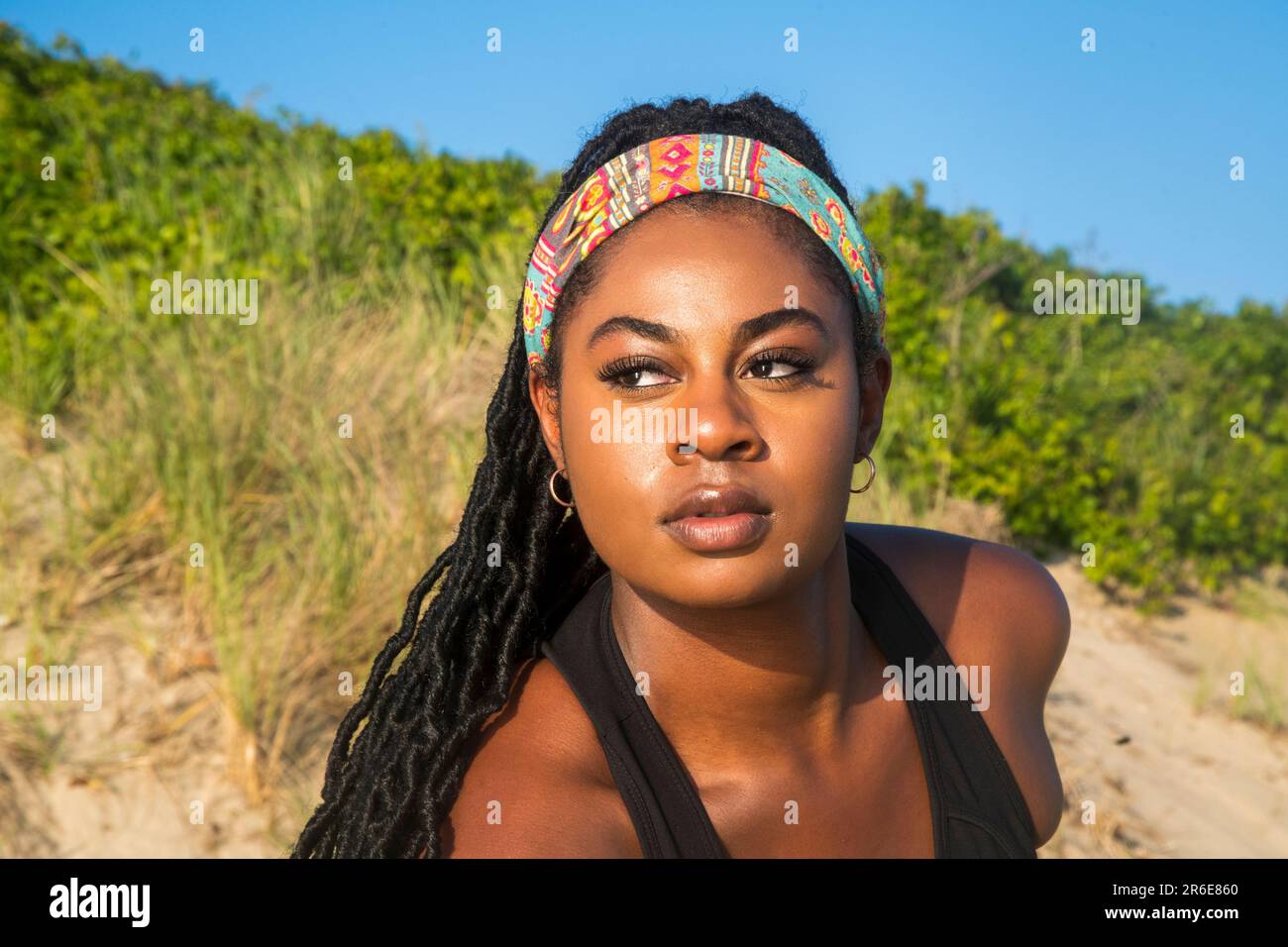 Portrait d'une femme noire à la plage Banque D'Images