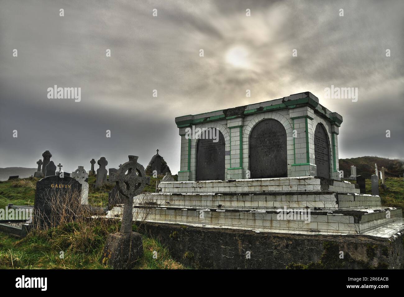 Tombe, baie Darrynane, près de Caherdaniel, péninsule Iveragh, comté de Kerry, Irlande, au cimetière de l'île d'Abbey Banque D'Images