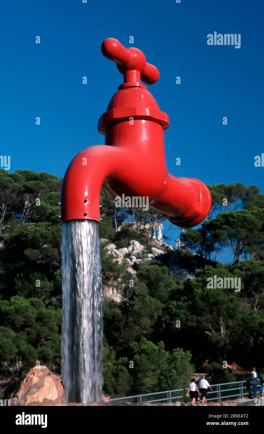 Fontaine en forme de robinet géant, Cala Galdana, Minorque, Iles Baléares,  Espagne, robinet d'eau Photo Stock - Alamy