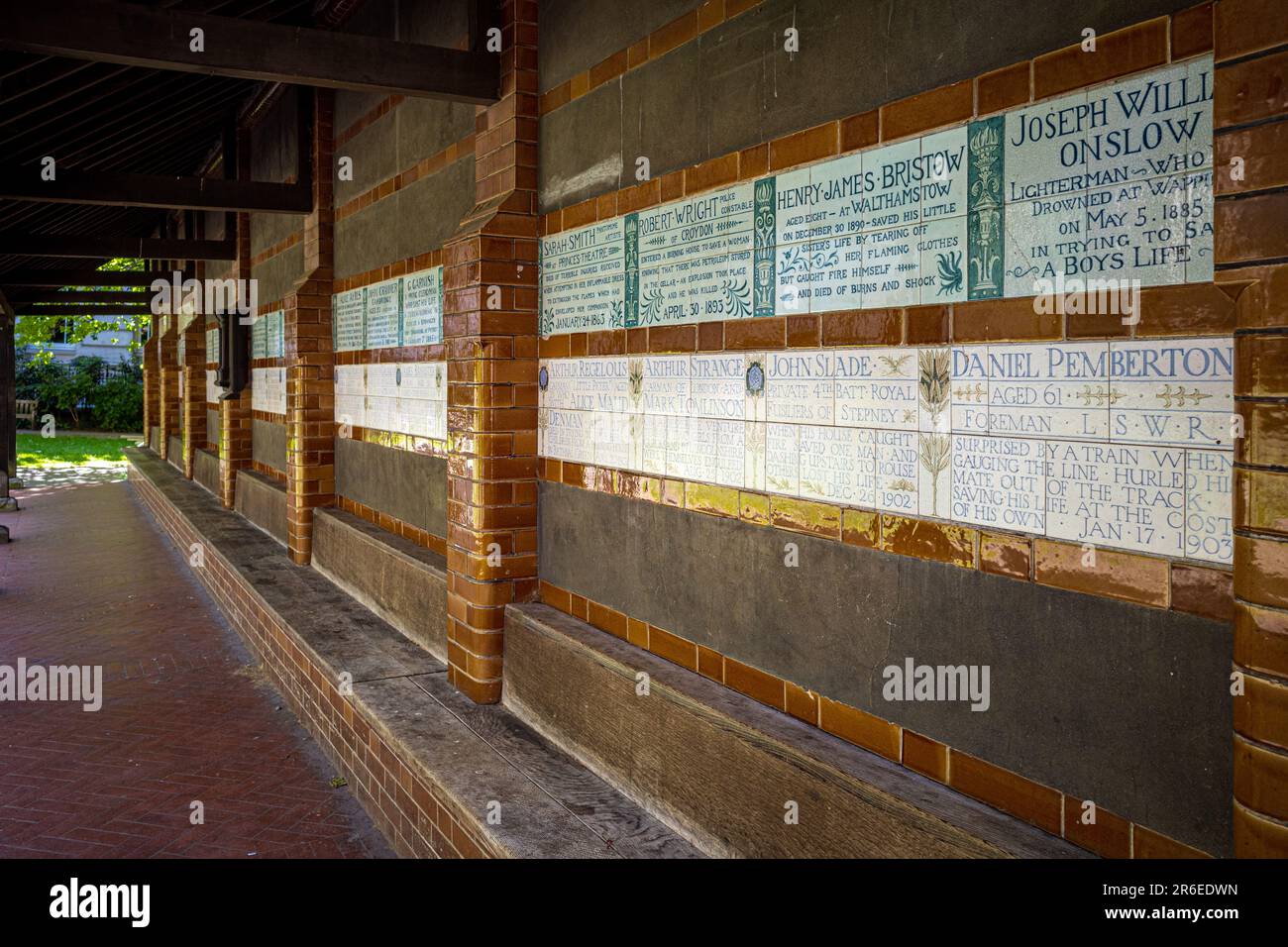Postmans Park London. Petit parc contenant le Memorial to Heroic Self-sacrifice par George Frederic Watts, monument classé Grade II érigé à partir de 1900. Banque D'Images