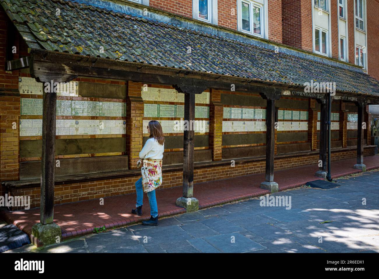 Postmans Park London. Petit parc contenant le Memorial to Heroic Self-sacrifice par George Frederic Watts, monument classé Grade II érigé à partir de 1900. Banque D'Images