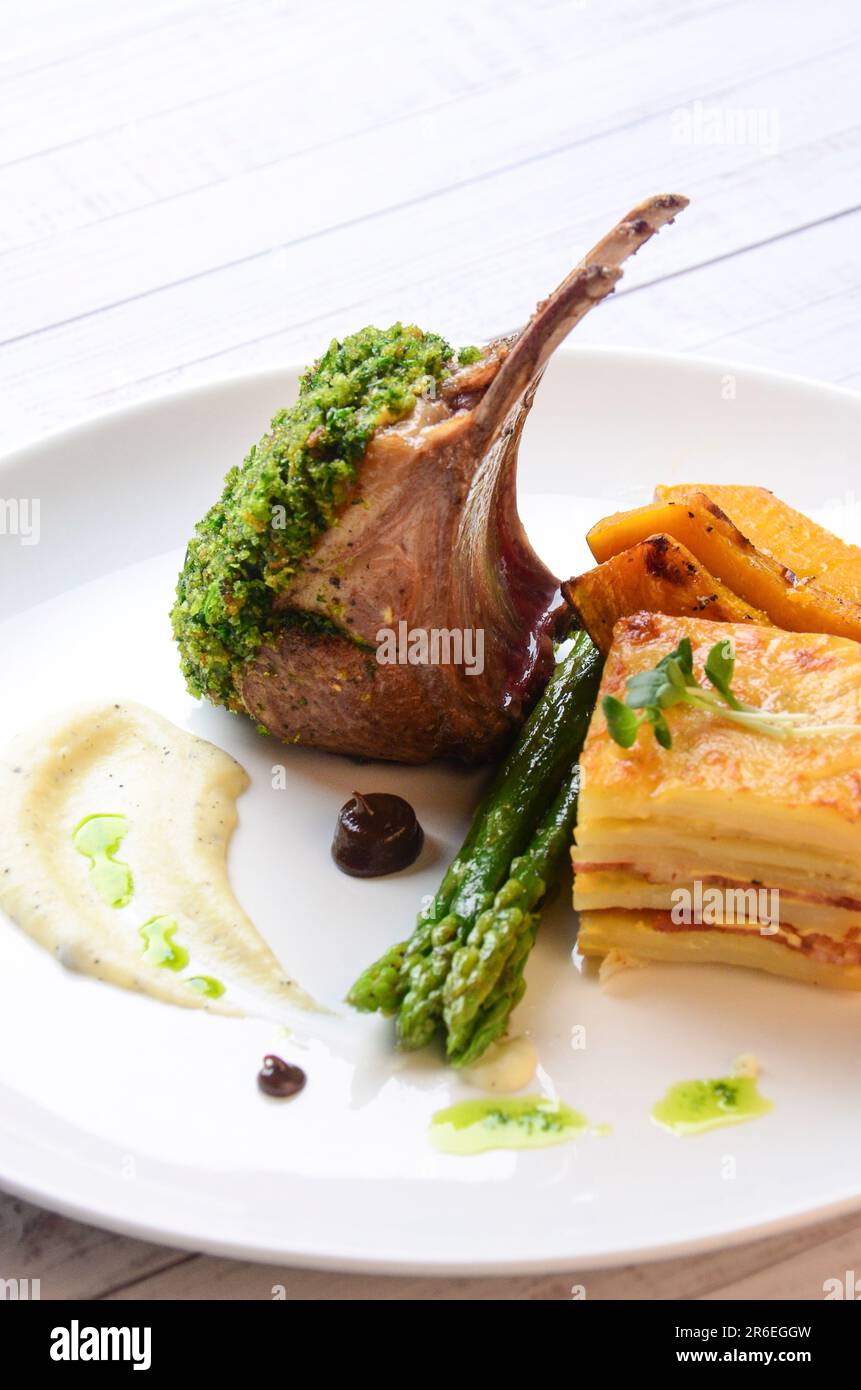 Un succulent steak cuit à la perfection servi avec une variété de légumes et de sauces Banque D'Images