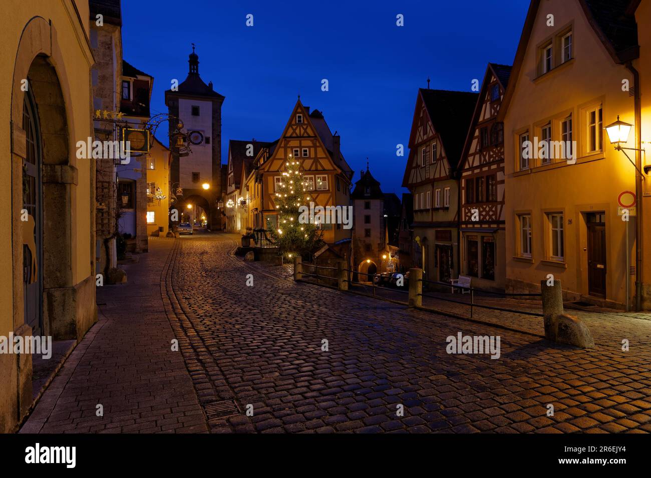 Ploenlein avec Kobolzeller Steige et Spitalgasse. Le Ploenlein avec le Sieberstor et le Kobolzeller Tor, Rothenburg ob der Tauber. Rothenburg Banque D'Images