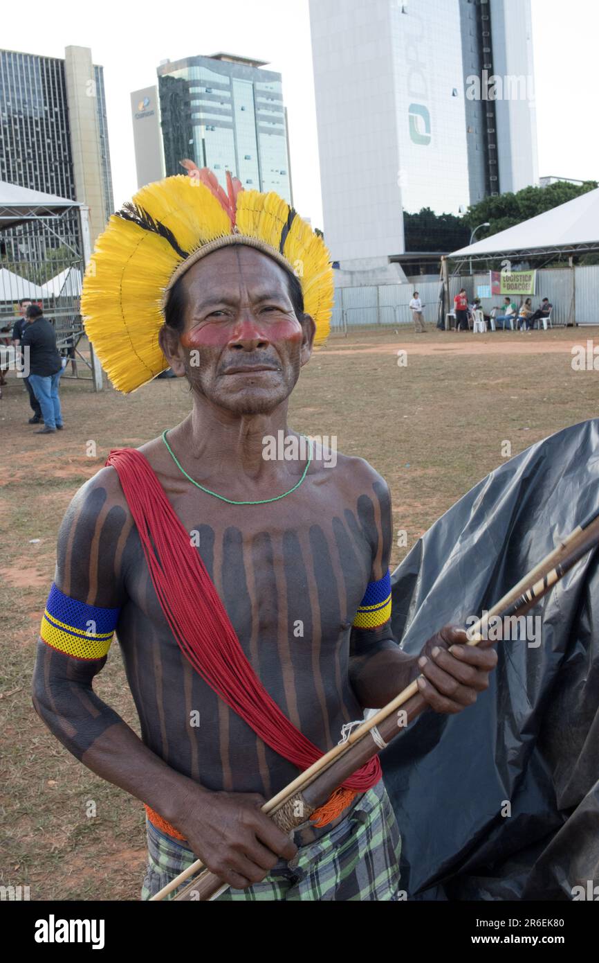 Un Indien indigène de la capitale du Brésil montrant son soutien. Banque D'Images