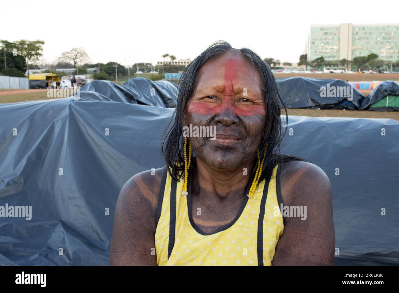 Un Indien indigène de la capitale du Brésil montrant son soutien. Banque D'Images