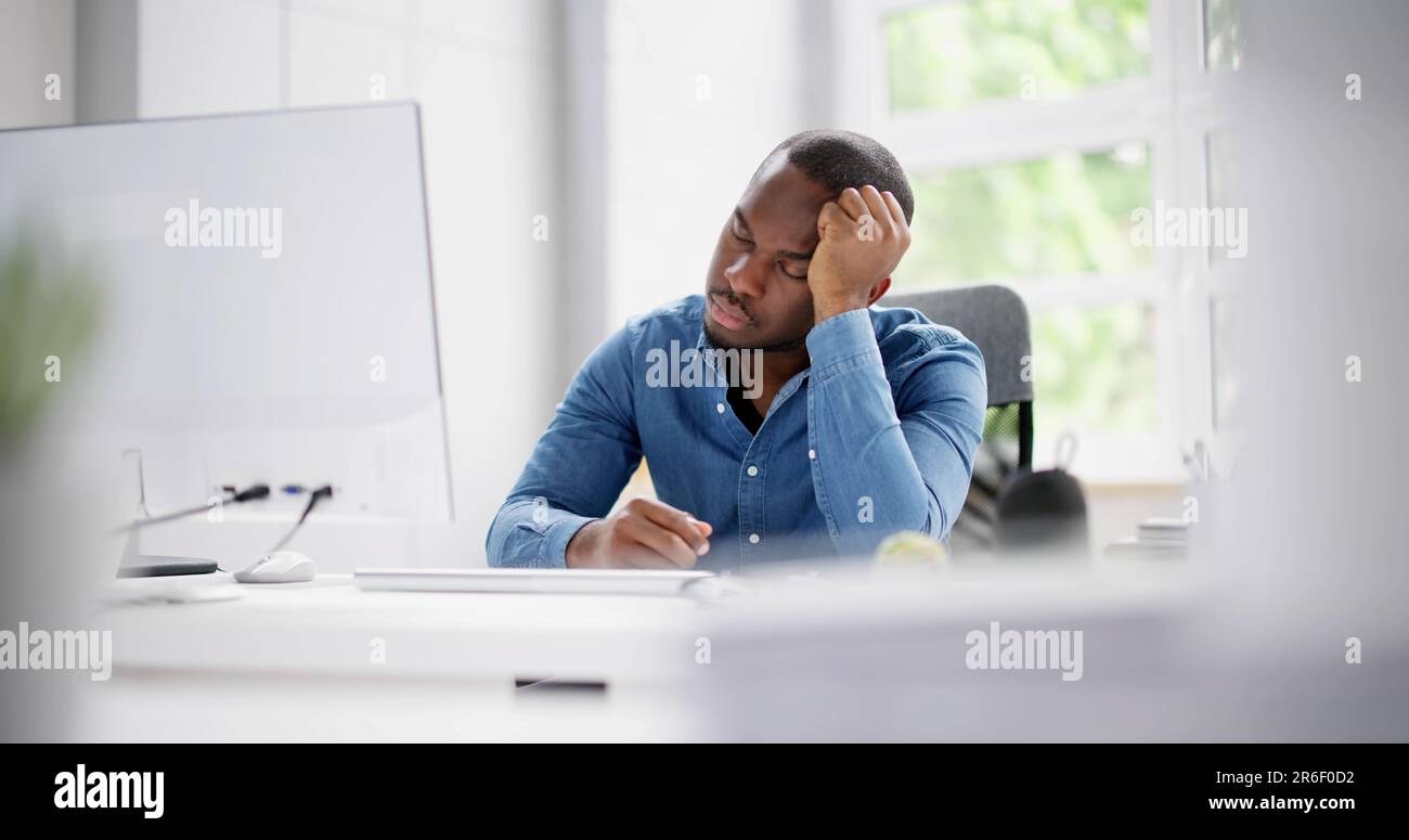 Jeune homme d'affaires fatigué dormant au bureau. Homme d'affaires ennuyé Banque D'Images