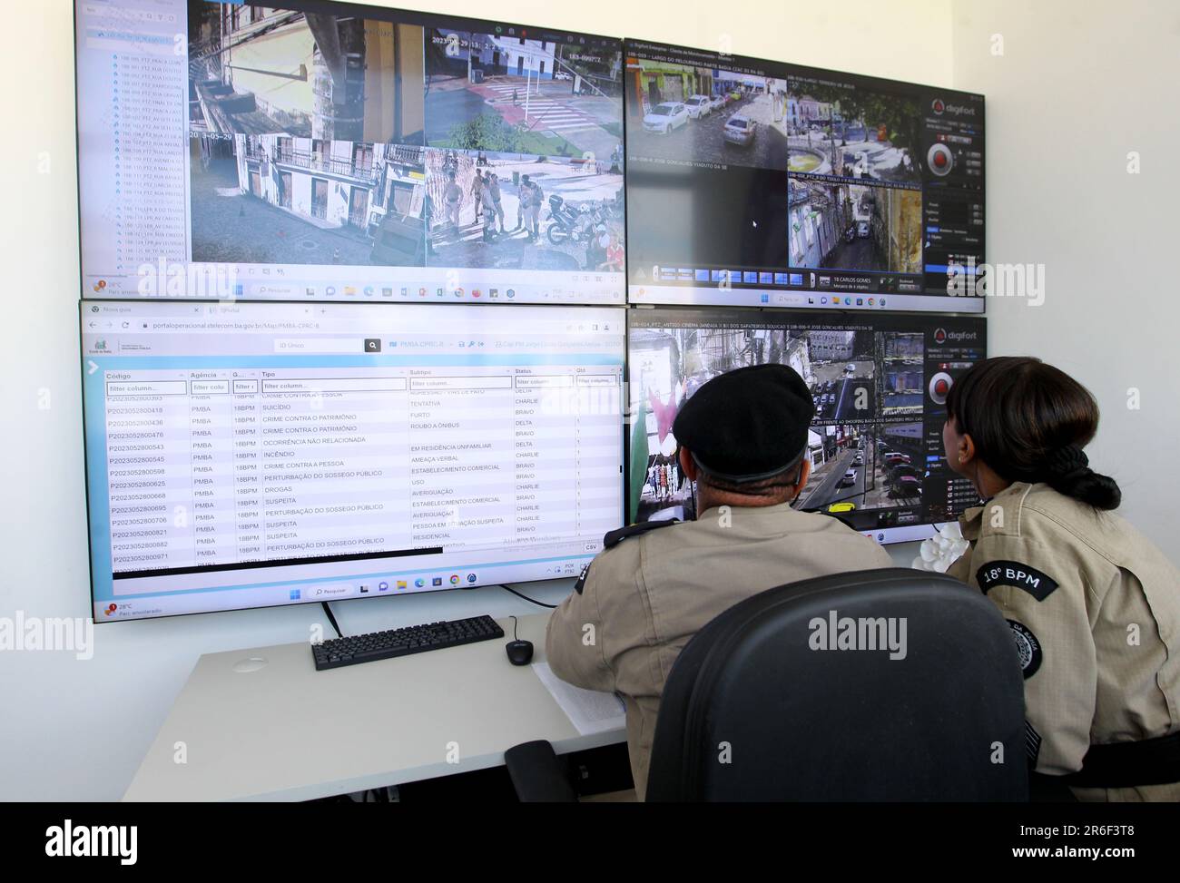 Jerônimo Rodrigues, Governador da Bahia, ao salvador, bahia, brésil - 29 mai 2023 : la police militaire travaille dans une salle de surveillance des caméras de sécurité dans le c Banque D'Images