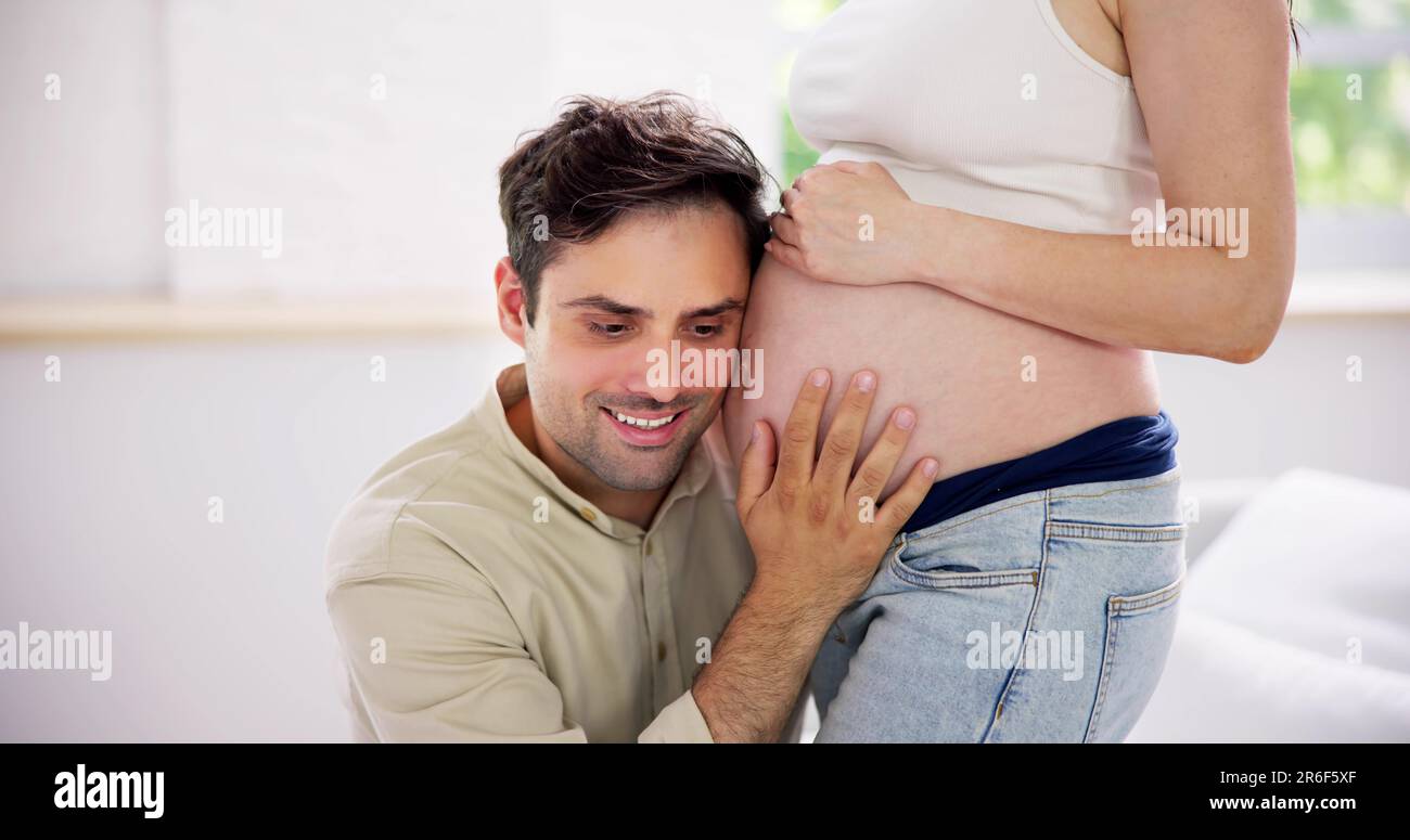Couple enceinte attendant bébé. Mains sur ventre belly Banque D'Images