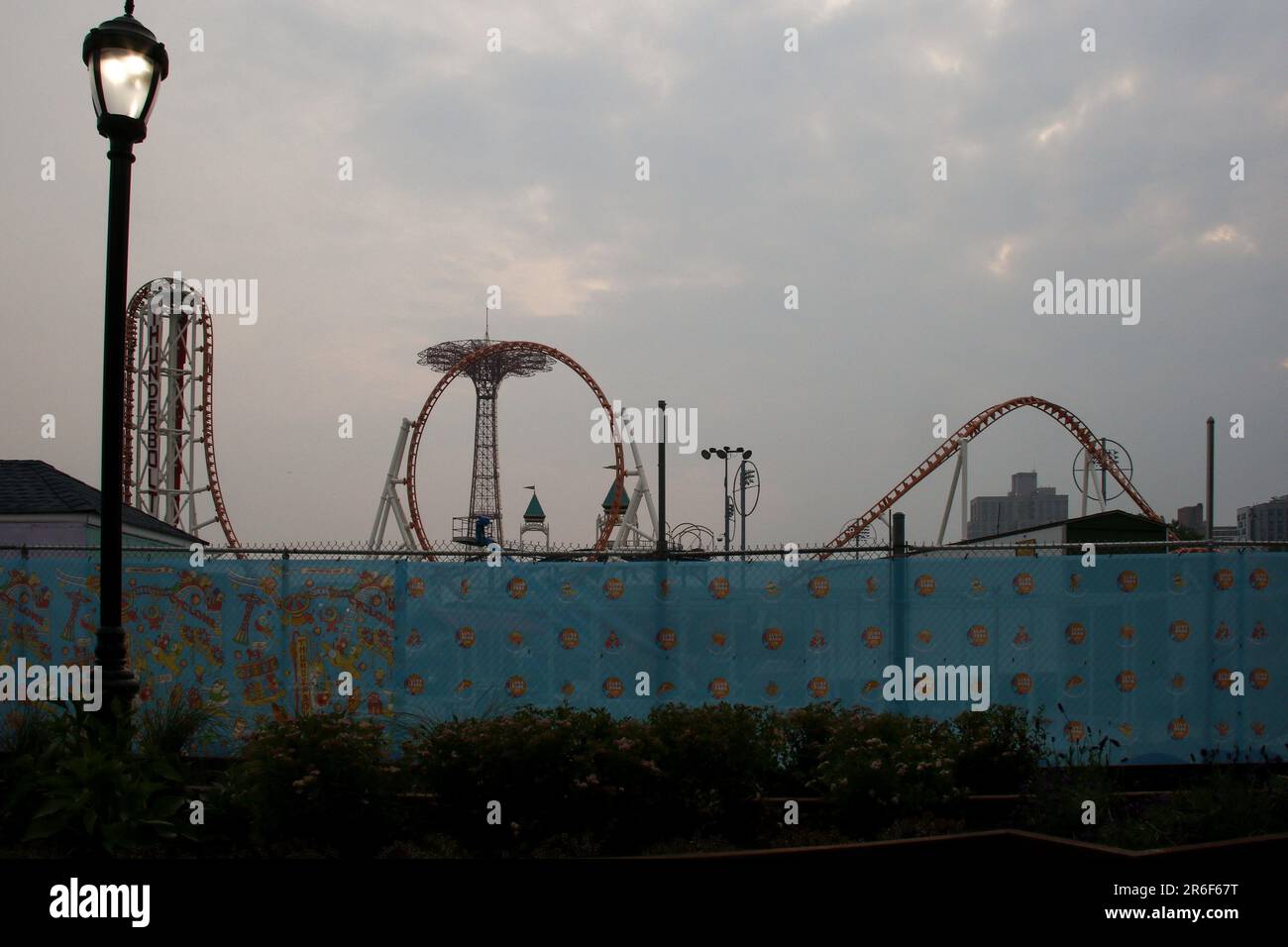 Brooklyn, États-Unis. 08th juin 2023. NY: Jeudi soir par Coney Island. La qualité de l'air de New York a atteint un record la veille. La brume et la fumée commencent à s'atténuer. Pris sur 8 juin 2023, à Brooklyn, New York . (Photo par Erica Price/Sipa USA) crédit: SIPA USA/Alay Live News Banque D'Images