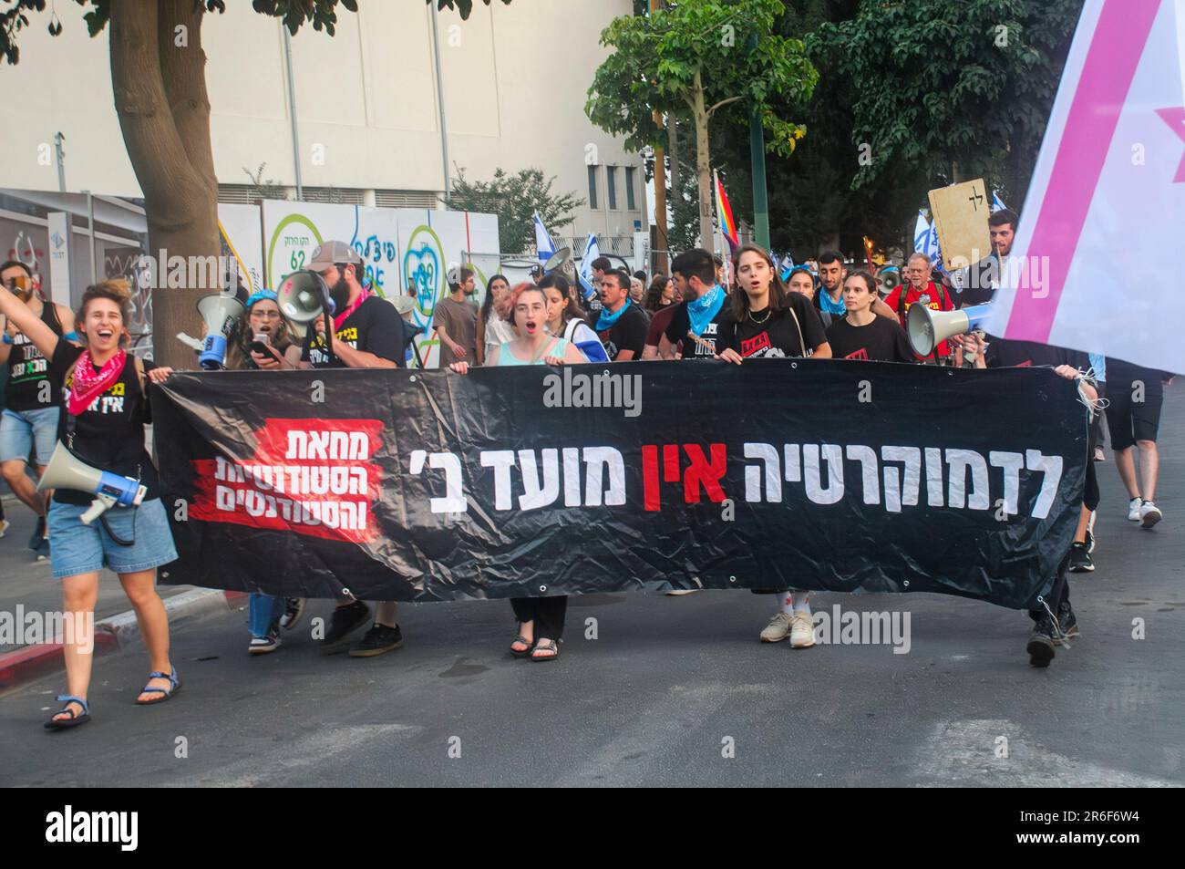 TEL AVIV, ISRAËL - 06 juin 2023 : semaine 23 de la manifestation. Les manifestants anti-gouvernement détiennent les drapeaux israéliens lorsqu'ils défilent lors d'une manifestation contre moi Banque D'Images