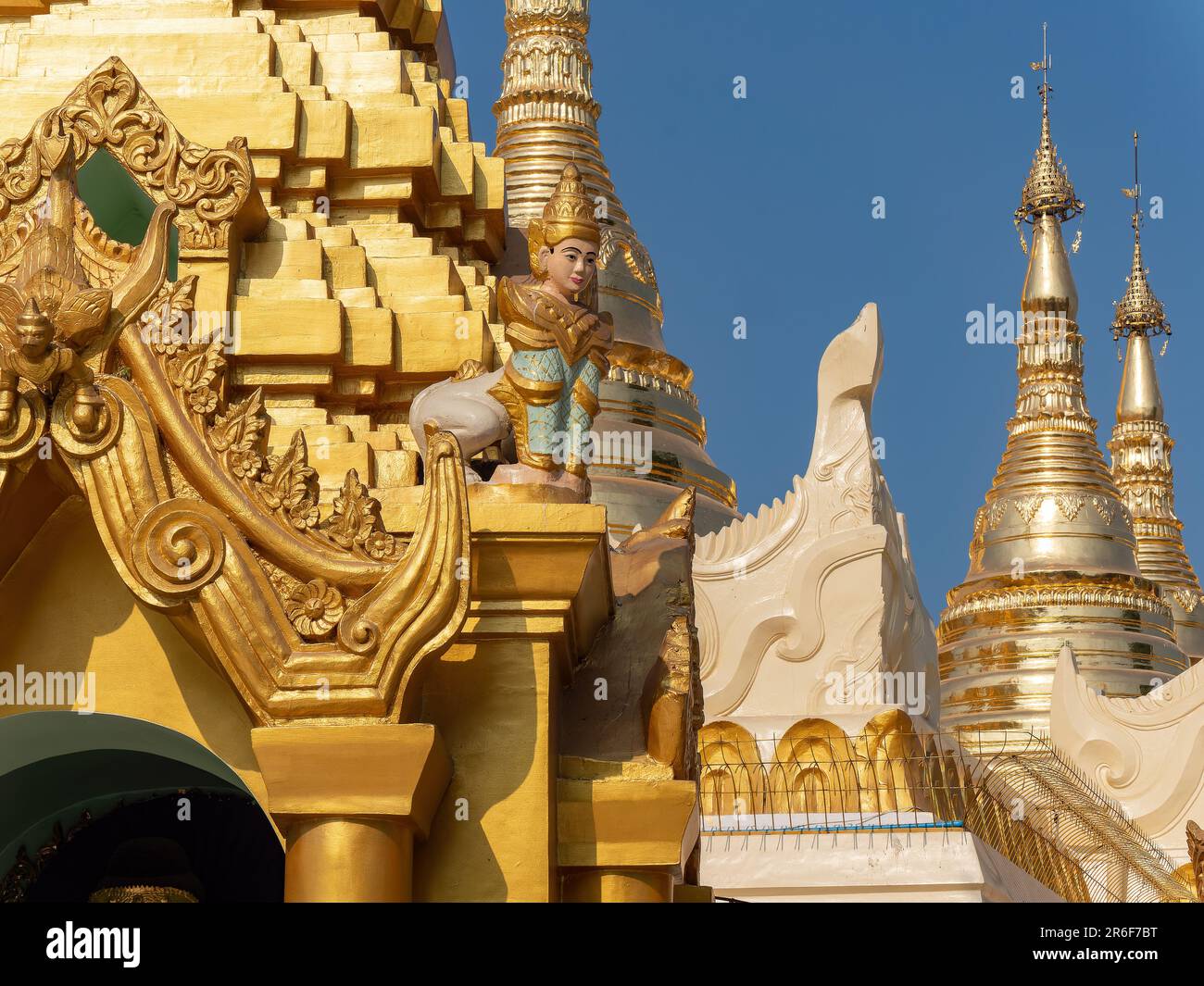 Détail de la Pagode Shwedagon, le monument le plus célèbre de Yangon, au Myanmar. Banque D'Images